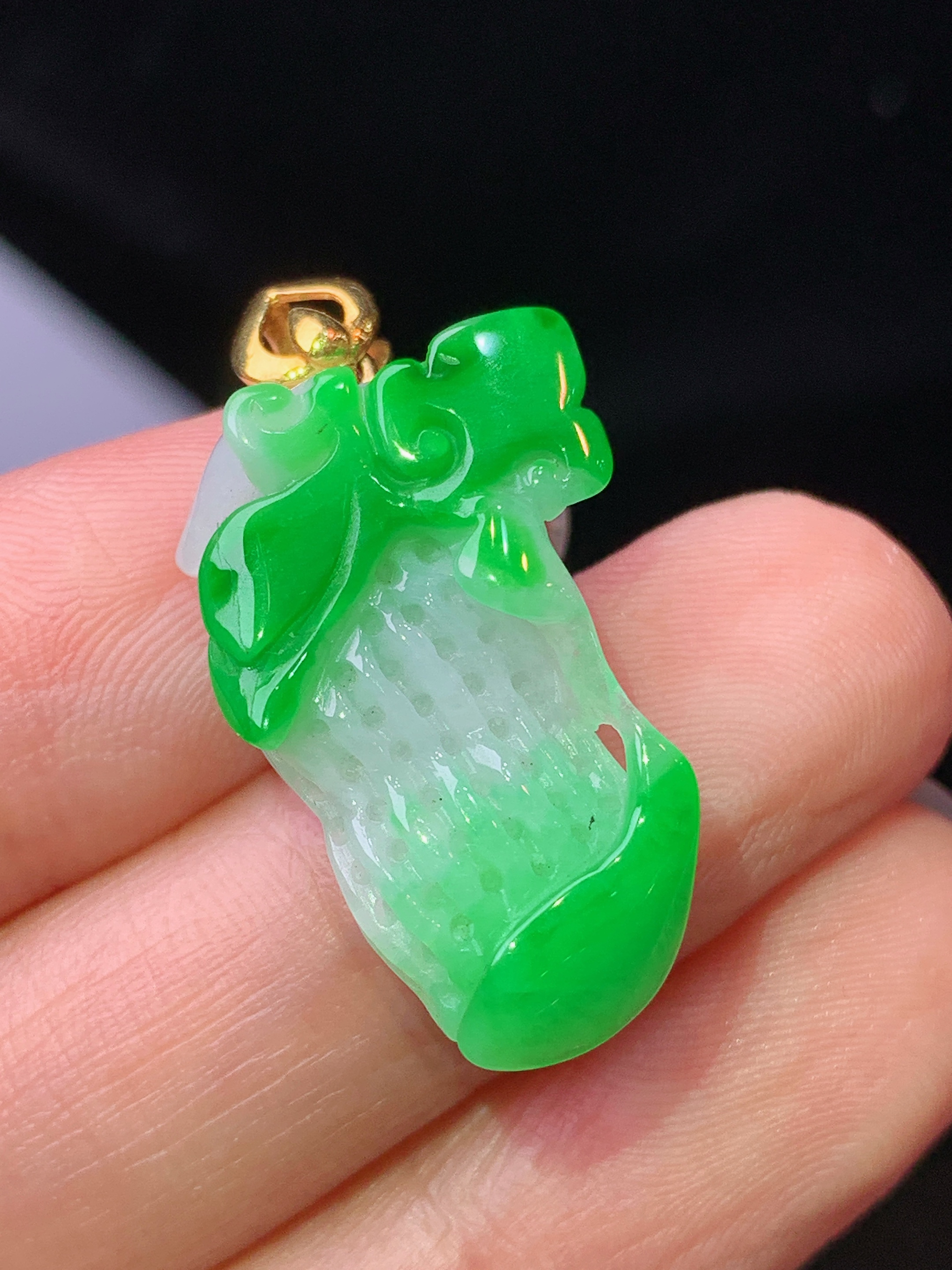 18k金镶嵌飘阳绿花生吊坠 玉质细腻 水润亮眼 色泽艳丽 整体尺寸29*15.3*8z1