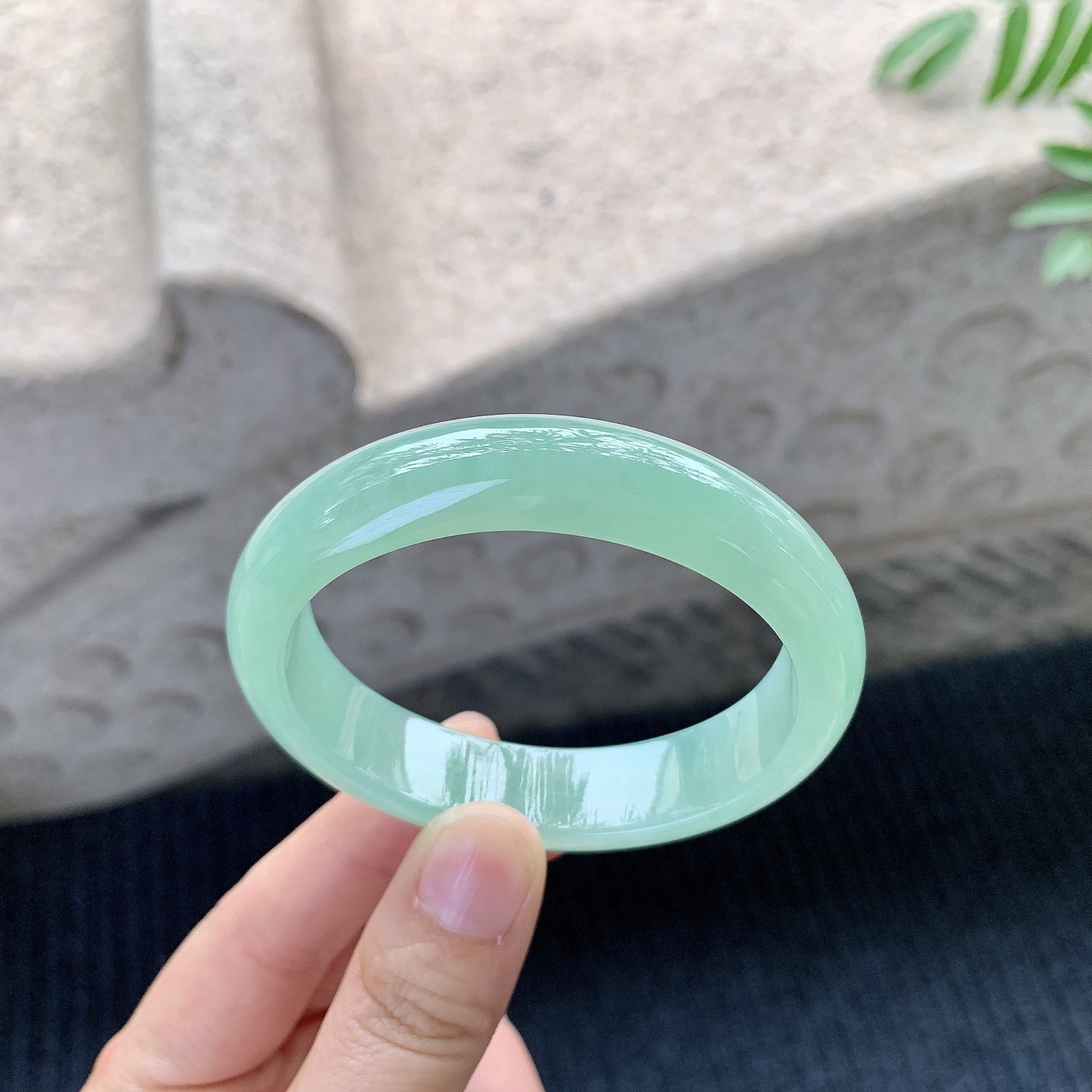 贵妃53 54 圈口54.6/46.9/13.3/7.5 满绿，水润，种老，细腻，打灯有絮线H1121434