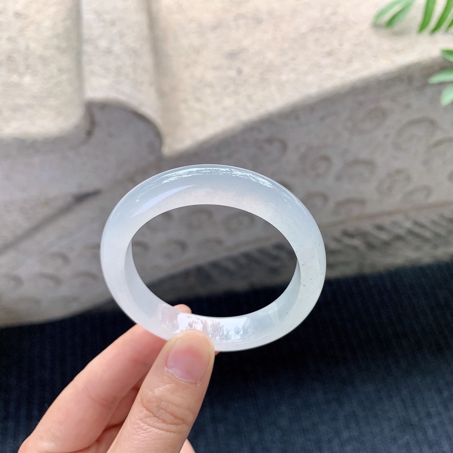 贵妃54 55 圈口55.7/48/10.8/7.5 糯冰底色，水润，种老，细腻，有纹线B2121401