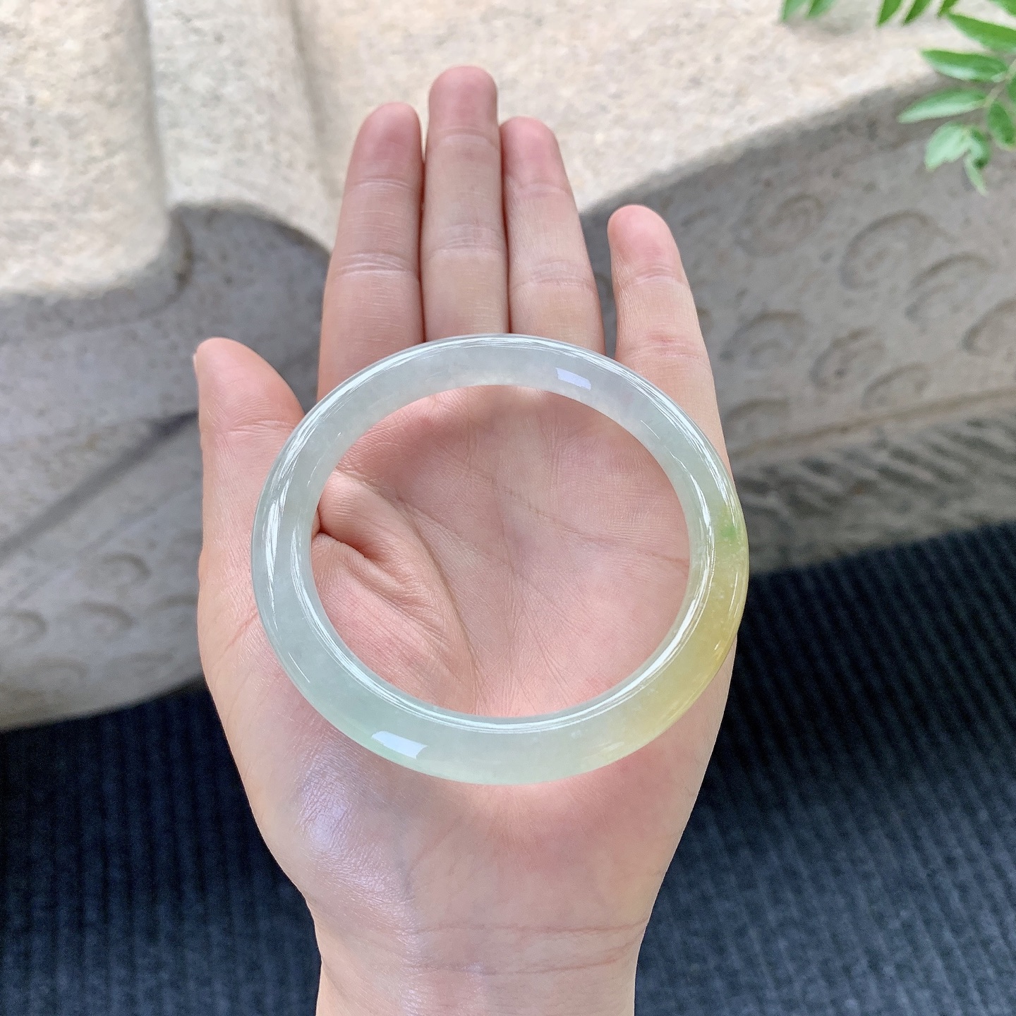 圆条55 56【圈口】56.8/8/8.7【编码】HC121429【描述】冰糯飘黄翡，水润，种老，细腻，打灯有絮线