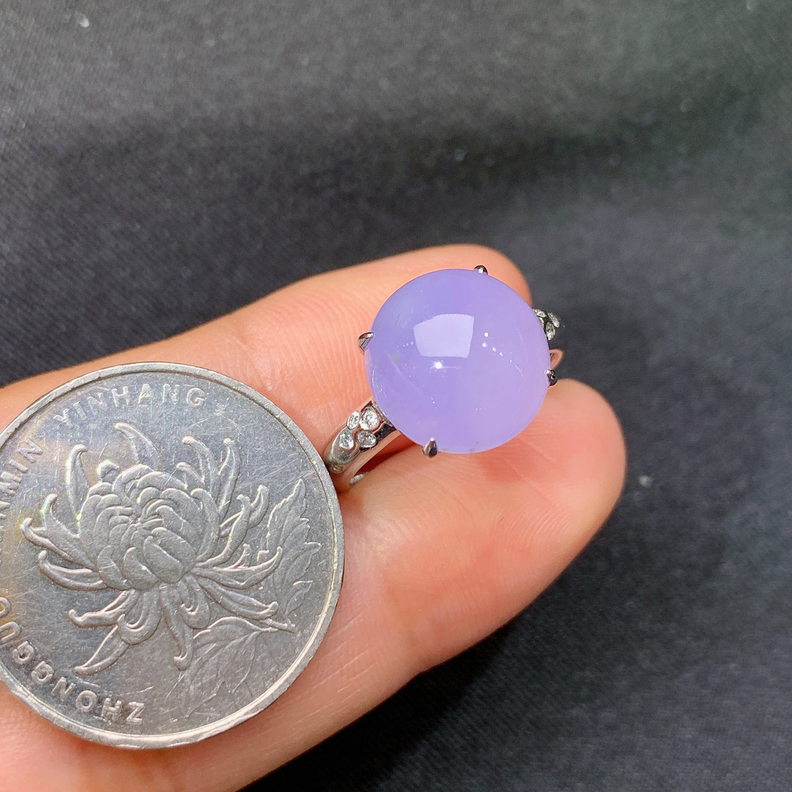 冰紫罗兰蛋面戒指，18k金镶嵌，温润细腻，颜色鲜艳，Ff 尺寸11.8*11.3*5