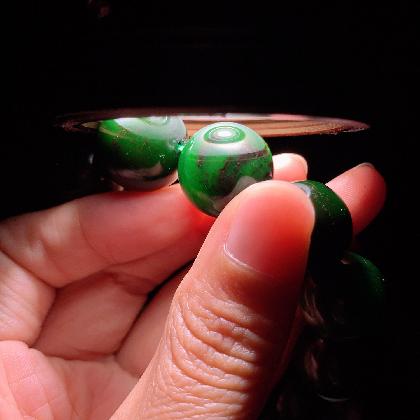 和田玉七号矿红皮料菠菜绿俄罗斯碧玉手串。单颗尺寸18重112克。玉质细腻油润。手推出油。佩戴高端典雅。lt260415