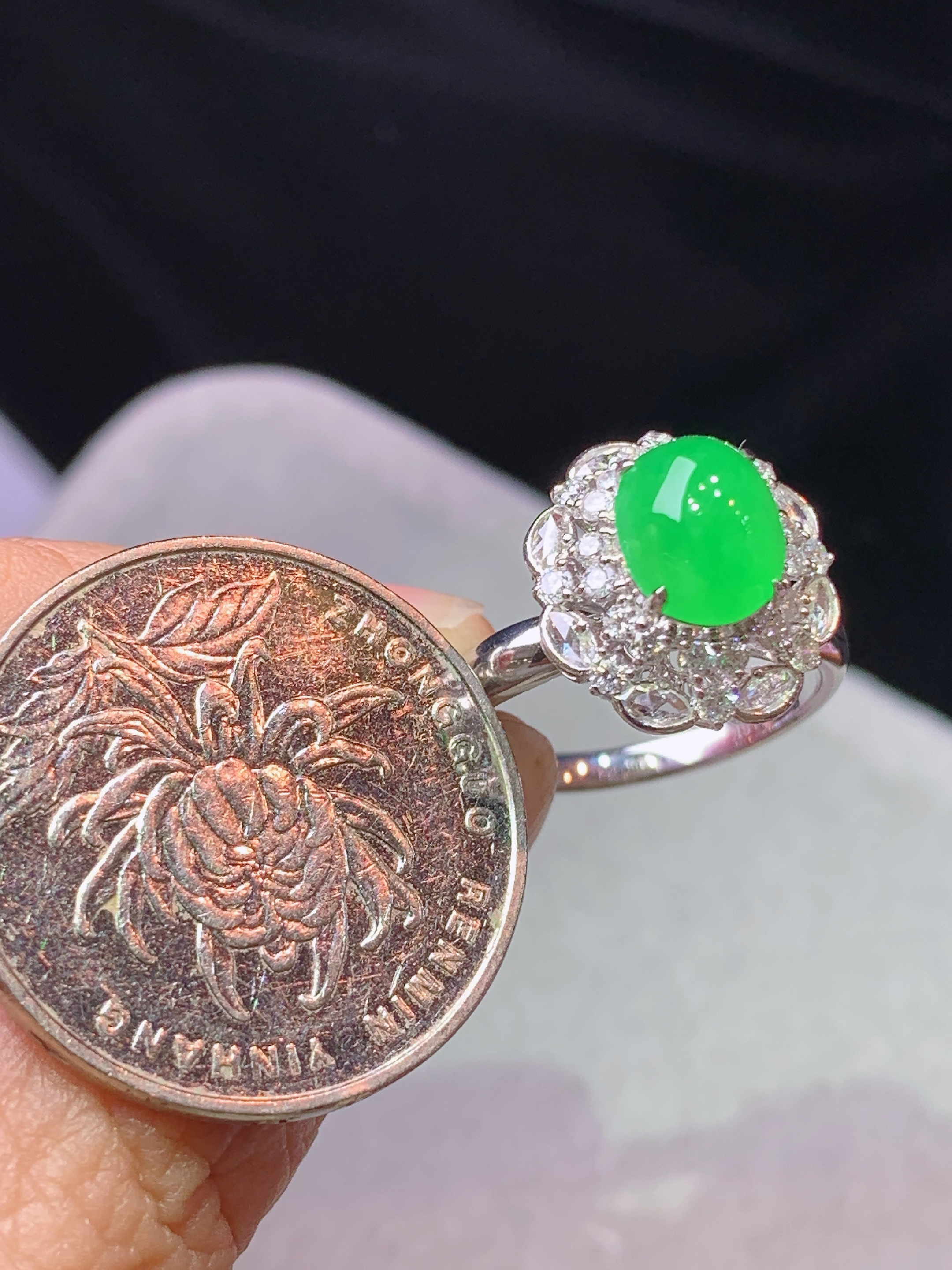 18k金钻镶嵌翠绿蛋面戒指 玉质细腻 水润亮眼 色泽艳丽 圈口14 整体尺寸14*13*12.2k1