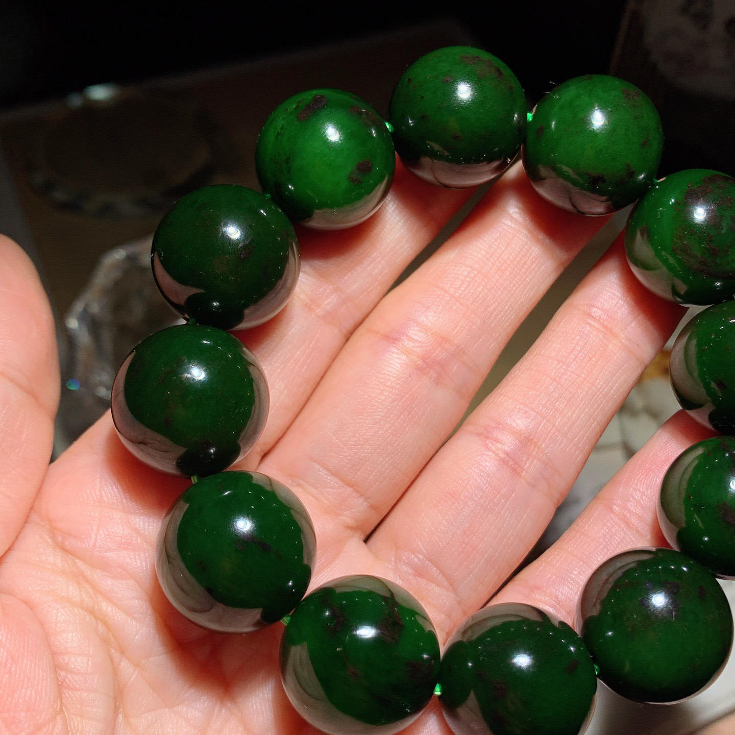 和田玉七号矿红皮料菠菜绿俄罗斯碧玉手串。单颗尺寸18重112克。玉质细腻油润。手推出油。佩戴高端典雅。lt260415