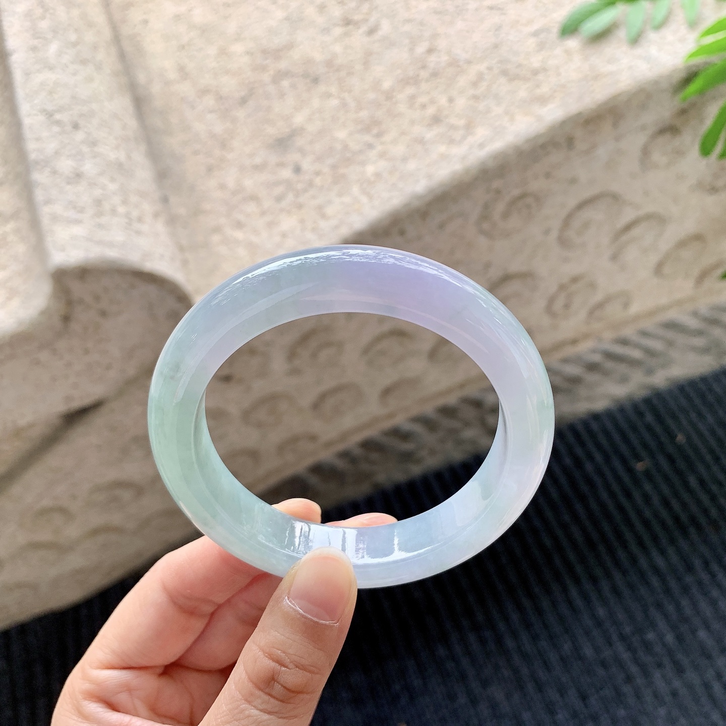 正圈56 57 【圈口】57.7/12.4/9.5 【编码】A1041519 【描述】细糯春彩，水润，种老，细腻，打灯有絮线