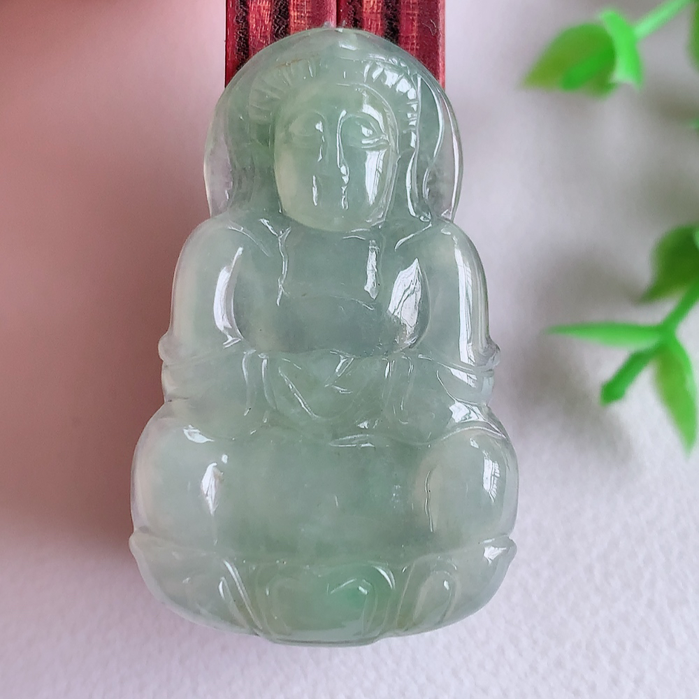 冰润精雕观音吊坠，法相端庄大气，工艺精湛，种色浓郁，细腻饱满冰润，种老水足，收藏佳品，佩戴大气  W