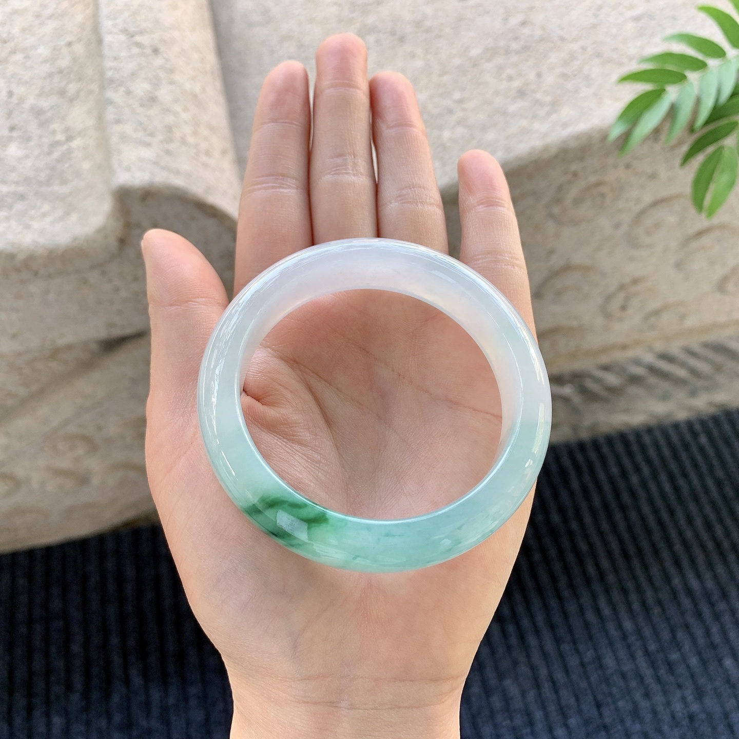 正圈53 54【圈口】54.3/13.7/8.4【编码】Q5033057【描述】冰糯飘绿，水润，种老