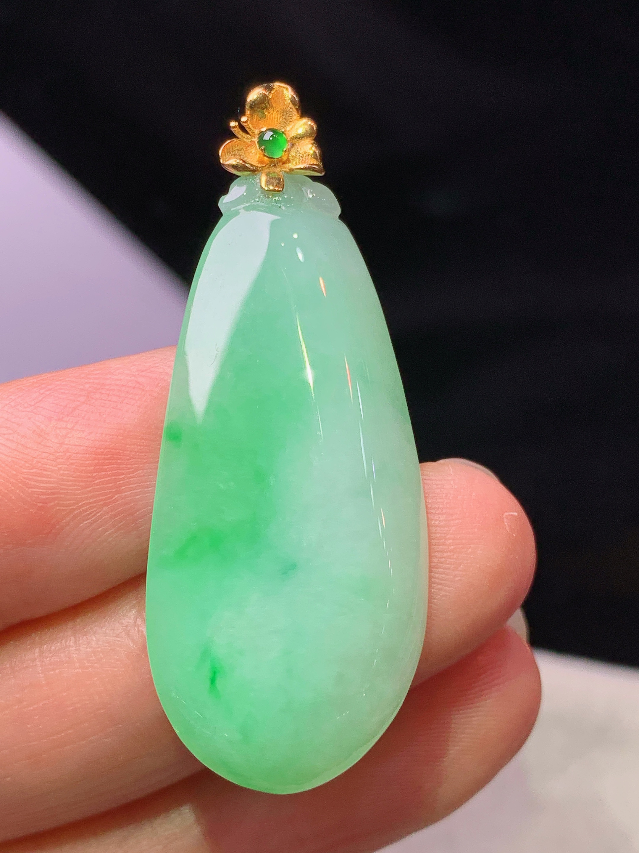 18k金镶嵌飘绿福瓜吊坠 玉质细腻 水润亮眼 色泽艳丽 整体尺寸42.2*16.6*5.6j1