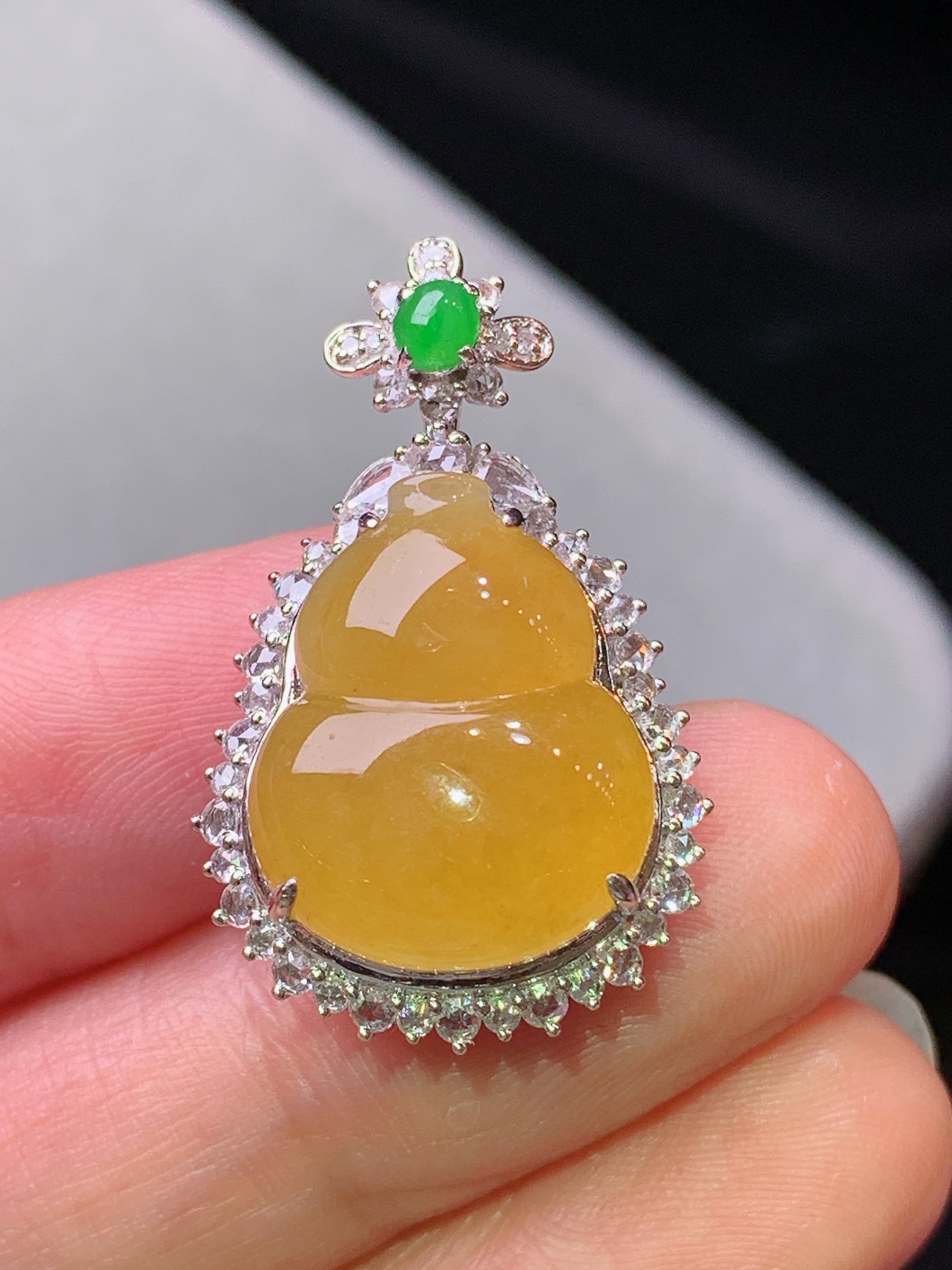 18k金钻镶嵌黄翡葫芦吊坠 玉质细腻 水润亮眼 色泽艳丽 整体尺寸29.8*18.5*11.8k1