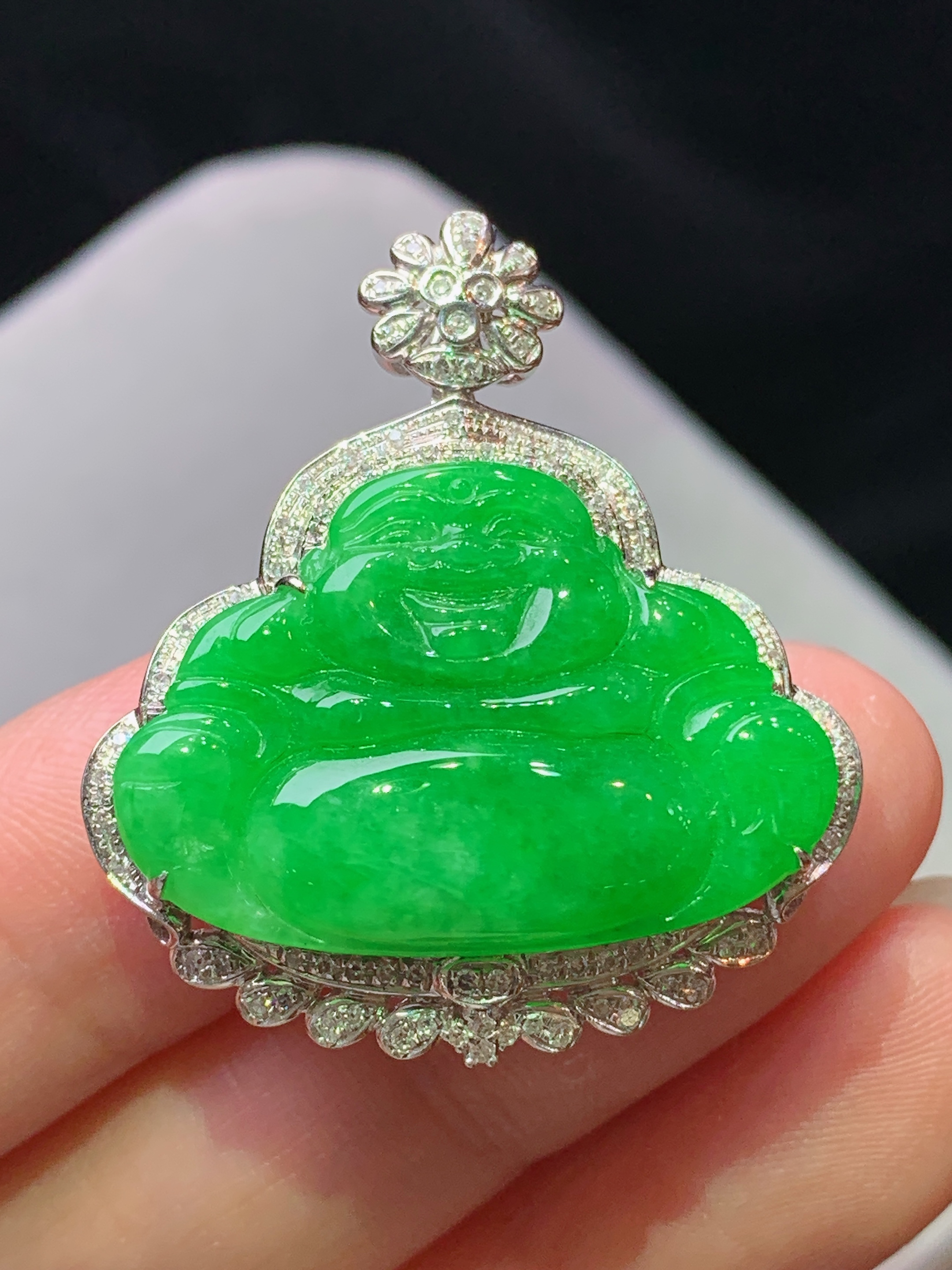 18k金钻镶嵌满阳绿佛公吊坠 玉质细腻 色泽艳丽清新 水润亮眼 整体尺寸33.2*29.5*10m2