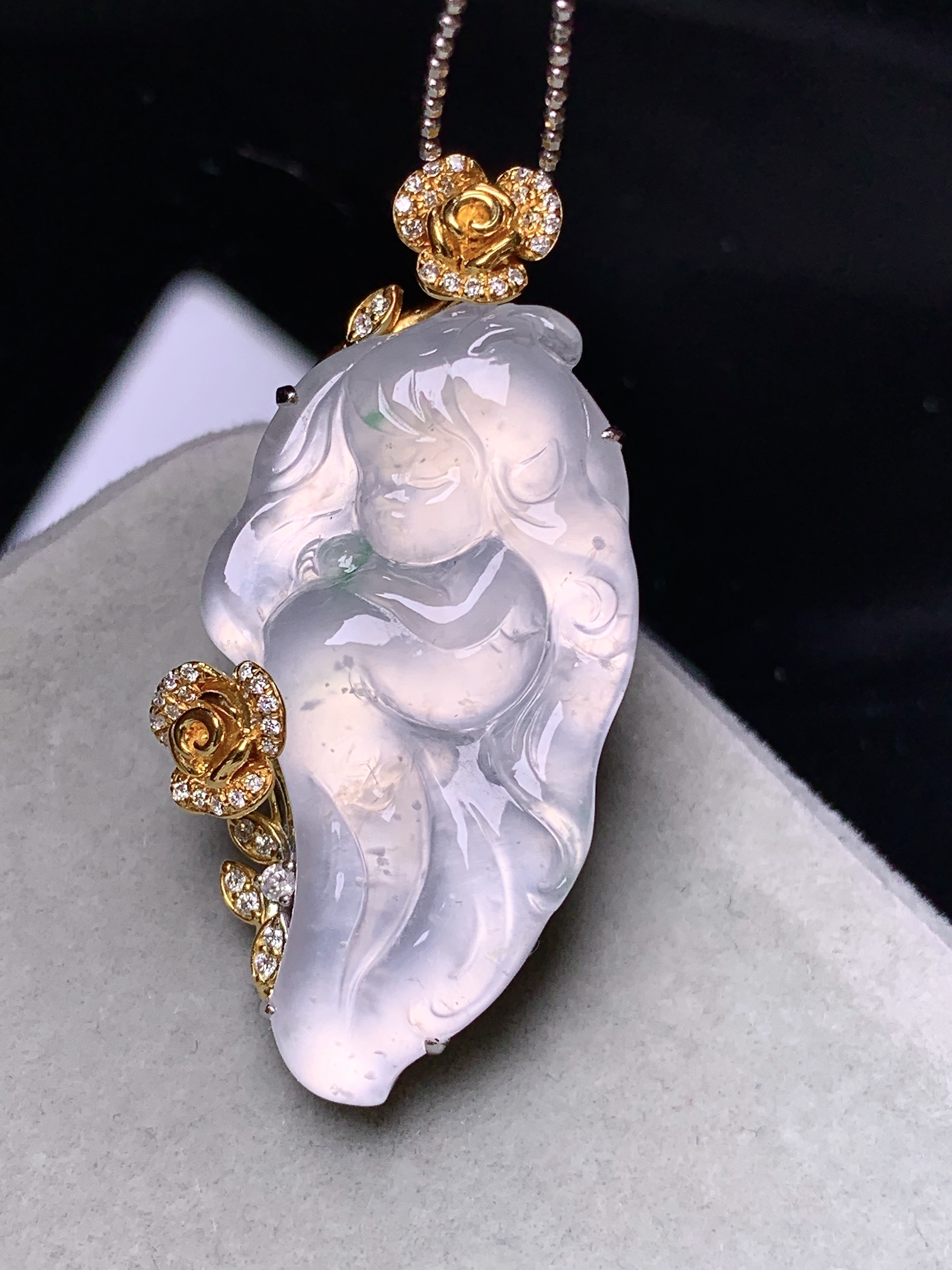18k金钻镶嵌冰种天使宝宝吊坠 玉质细腻 水润亮眼 色泽艳丽 整体尺寸38.5*18.2*6.2m5
