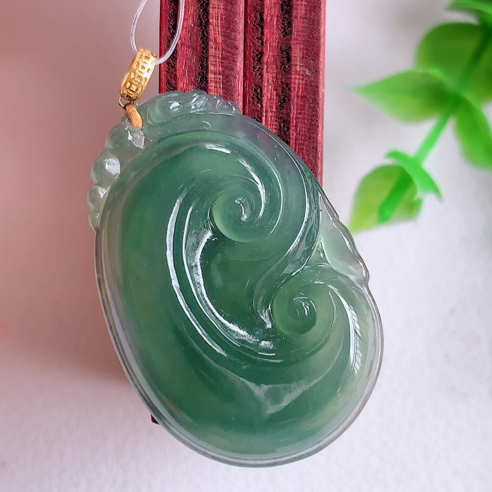 18k金扣蓝冰吉祥如意翡翠吊坠  寓意“万事如意，吉祥如意,福寿绵长 心想事成”饱满大气，通透水润  W49.13  尺寸：31.8-21.5-3.8mm