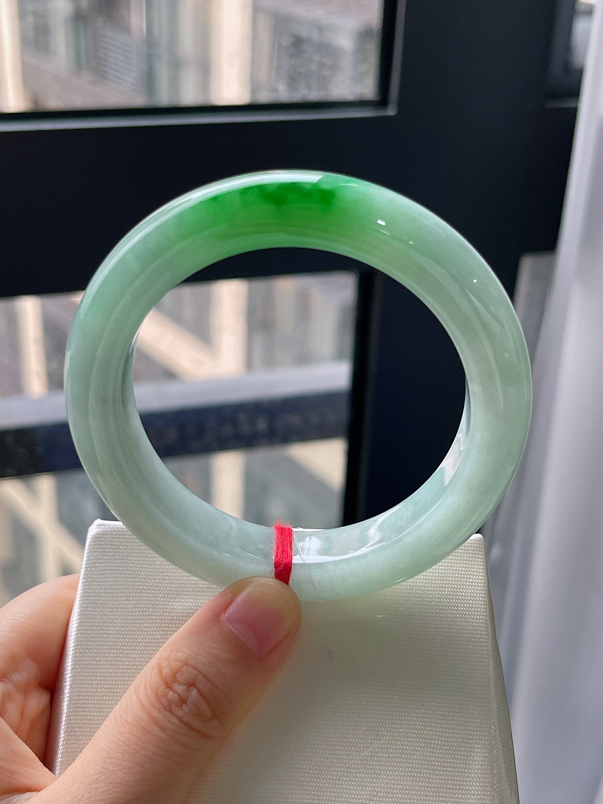 正圈56.7圈口，翡翠糯化种飘绿手镯