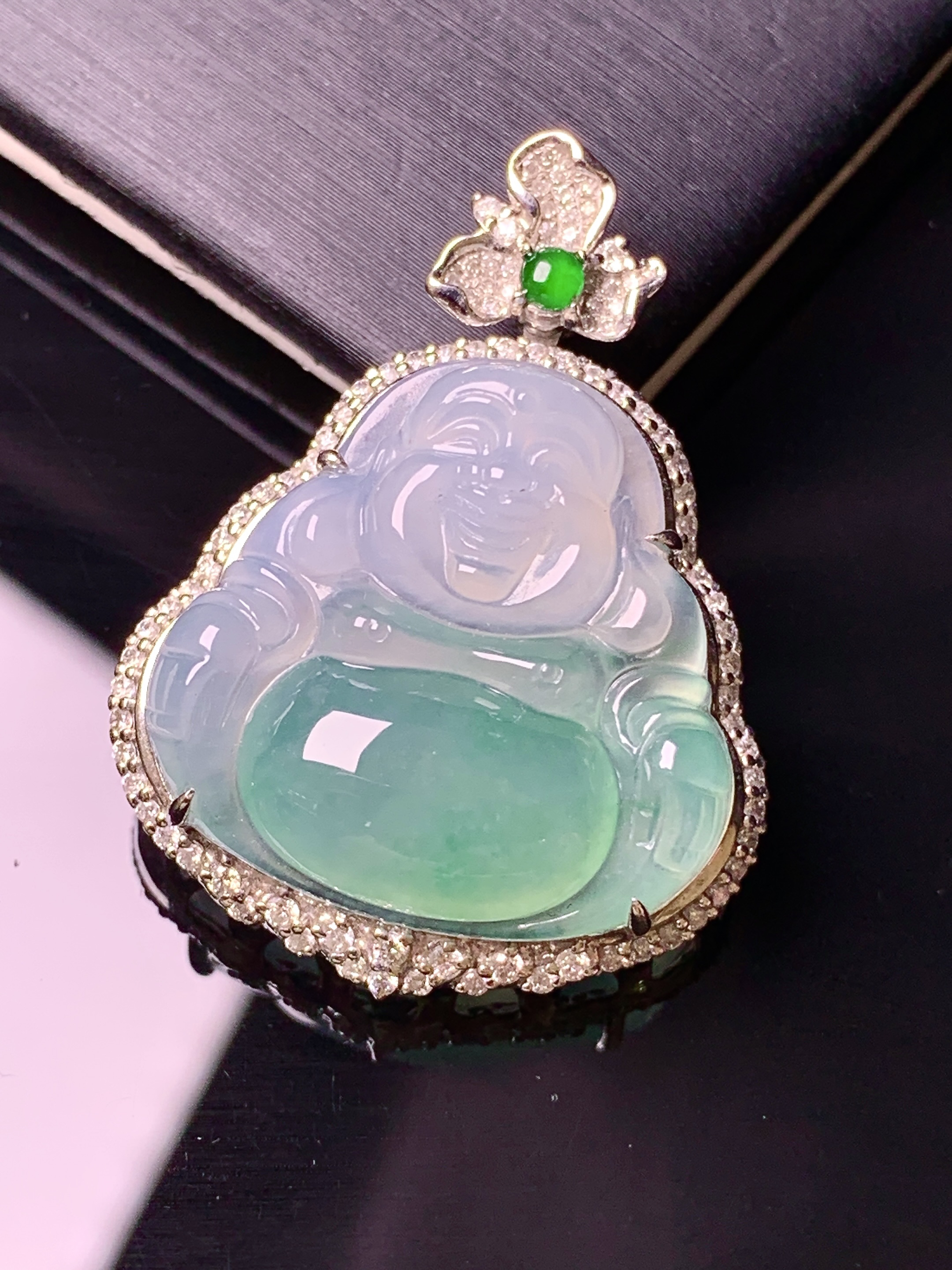 18k金钻镶嵌飘绿佛公吊坠 玉质细腻 水润亮眼 色泽艳丽 整体尺寸34.2*25.6*10.8k1