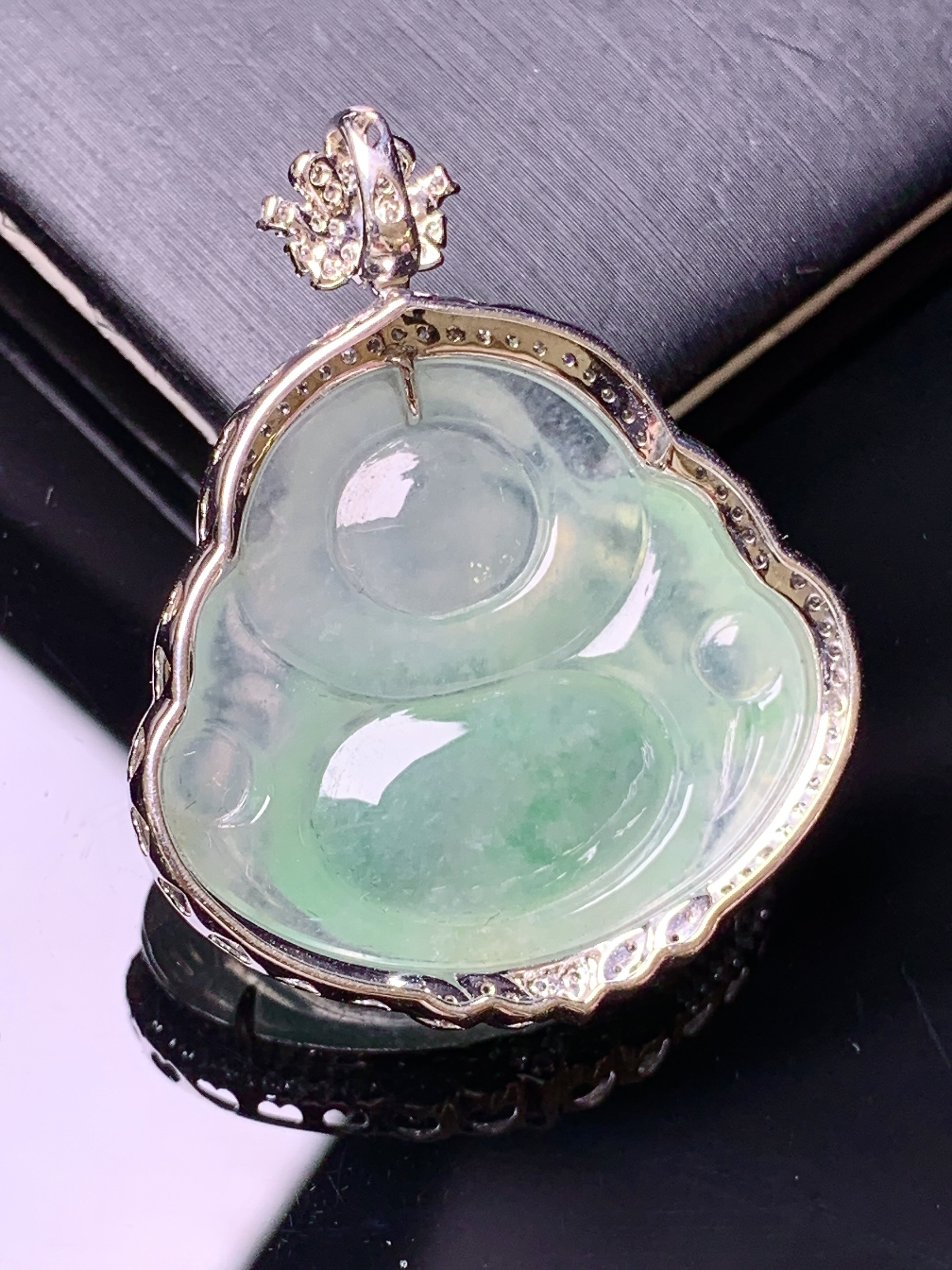 18k金钻镶嵌冰种飘绿佛公吊坠 玉质细腻 水润亮眼 色泽艳丽 整体尺寸36.5*29.5*9.3x1