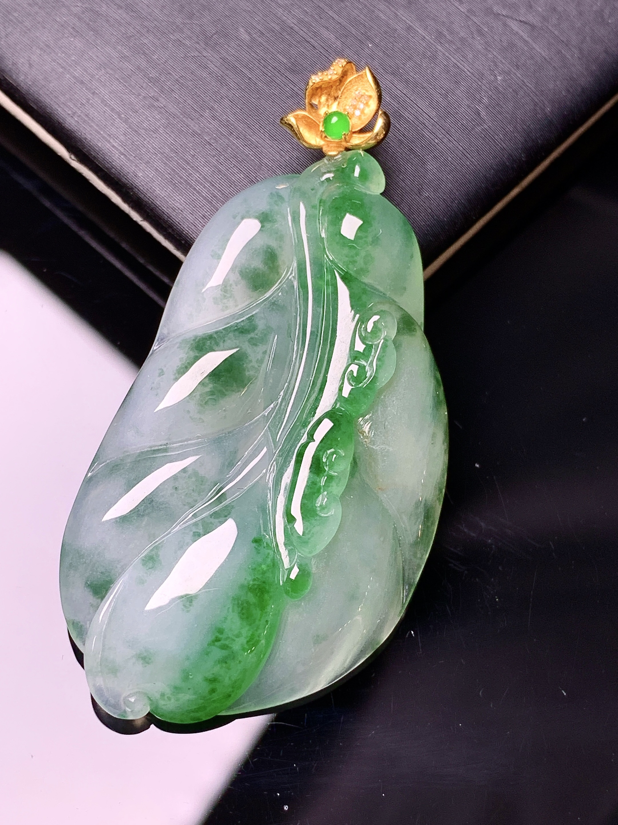 18k金钻镶嵌飘绿树叶吊坠 玉质细腻 色泽艳丽清新 水润亮眼 整体尺寸48*24*6e1