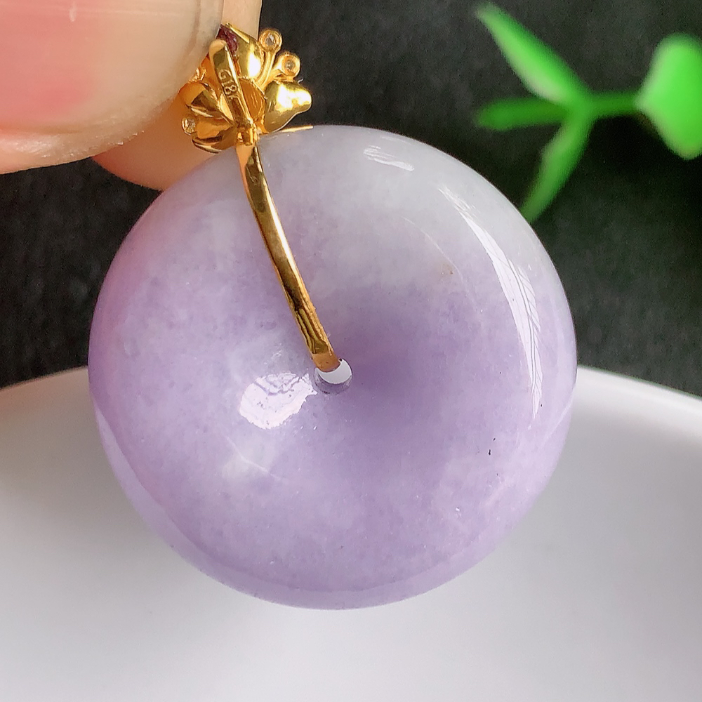 18k金伴钻冰润紫罗兰平安扣吊坠，厚装饱满，冰润剔透，细腻水足，种质润泽，飘花灵动，佩戴优雅大气，W01.13   整体尺寸：30-24-8.5mm    裸石尺寸：24-8.5mm