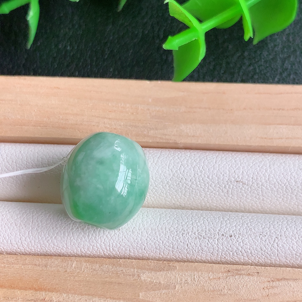 冰润阳绿路路通翡翠吊坠  款式新颖时尚，日常百搭的款。满满的份量感 清秀高雅，上身效果优雅迷人！性价比超值  W49.13  尺寸：14-13.3mm