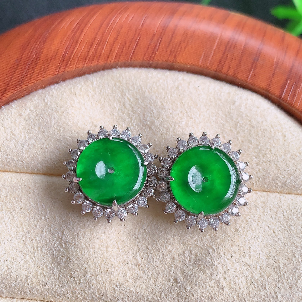 冰满绿翡翠925银镶嵌耳坠，自然光实拍，翠色灵动，颜色漂亮，种老水足，品相佳，佩戴佳品！W481.13 取一整体尺寸：14-6mm  裸石尺寸：9.6mm