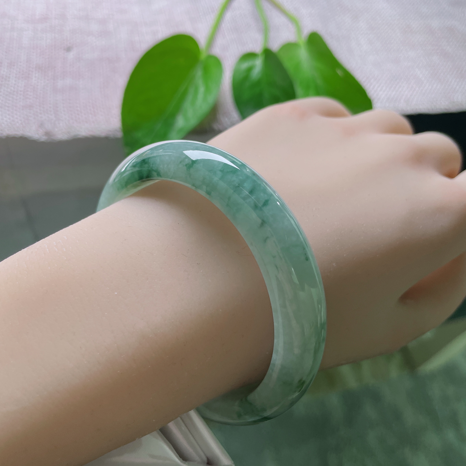 56/12.5/8.3飘花正圈，顾影自怜，镯色生香，水头好，细润