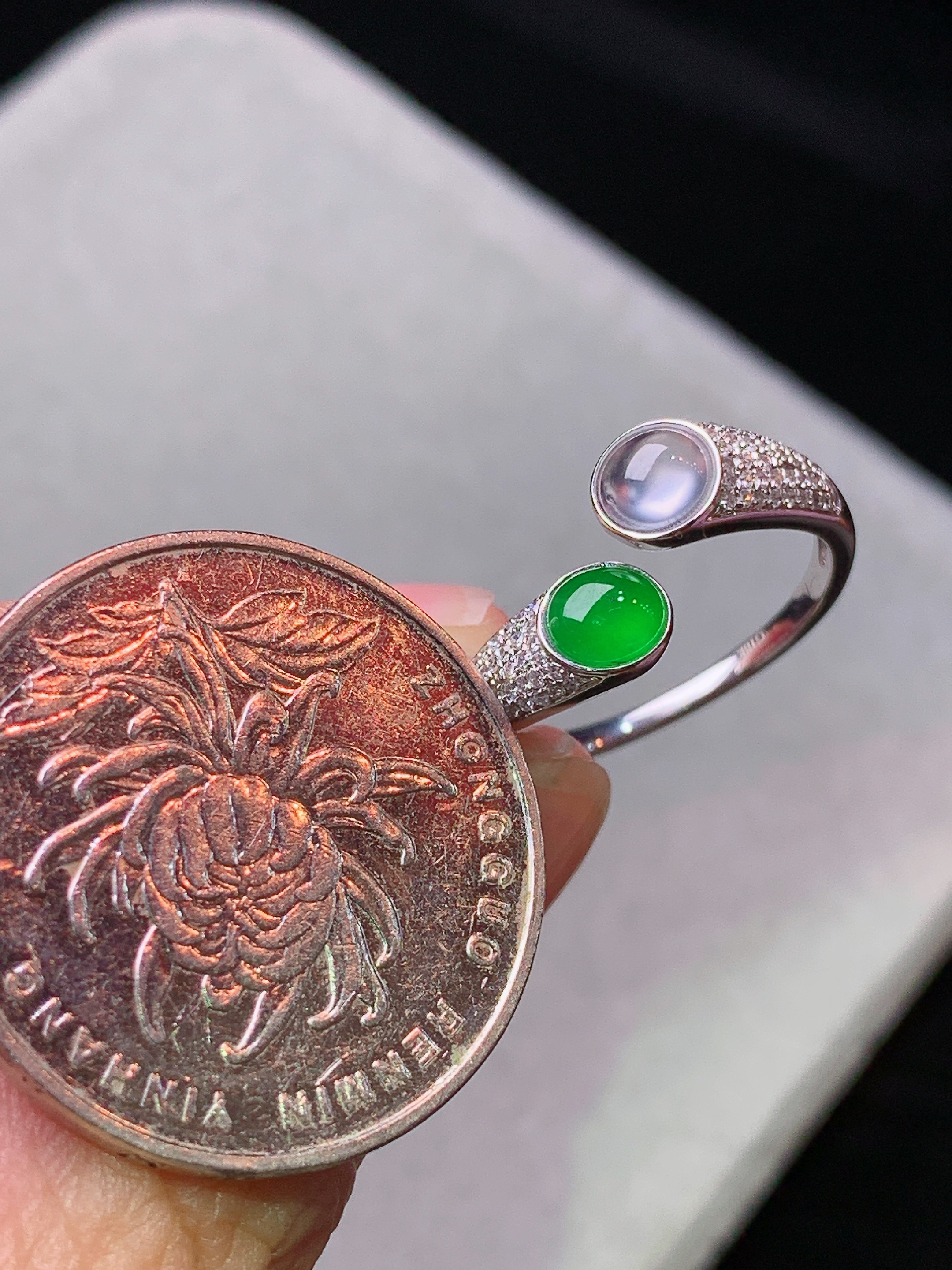 18k金钻镶嵌冰阳绿蛋面组合戒指 玉质细腻 水润亮眼 色泽艳丽 圈口13 裸石尺寸4.8*4.2*2k1