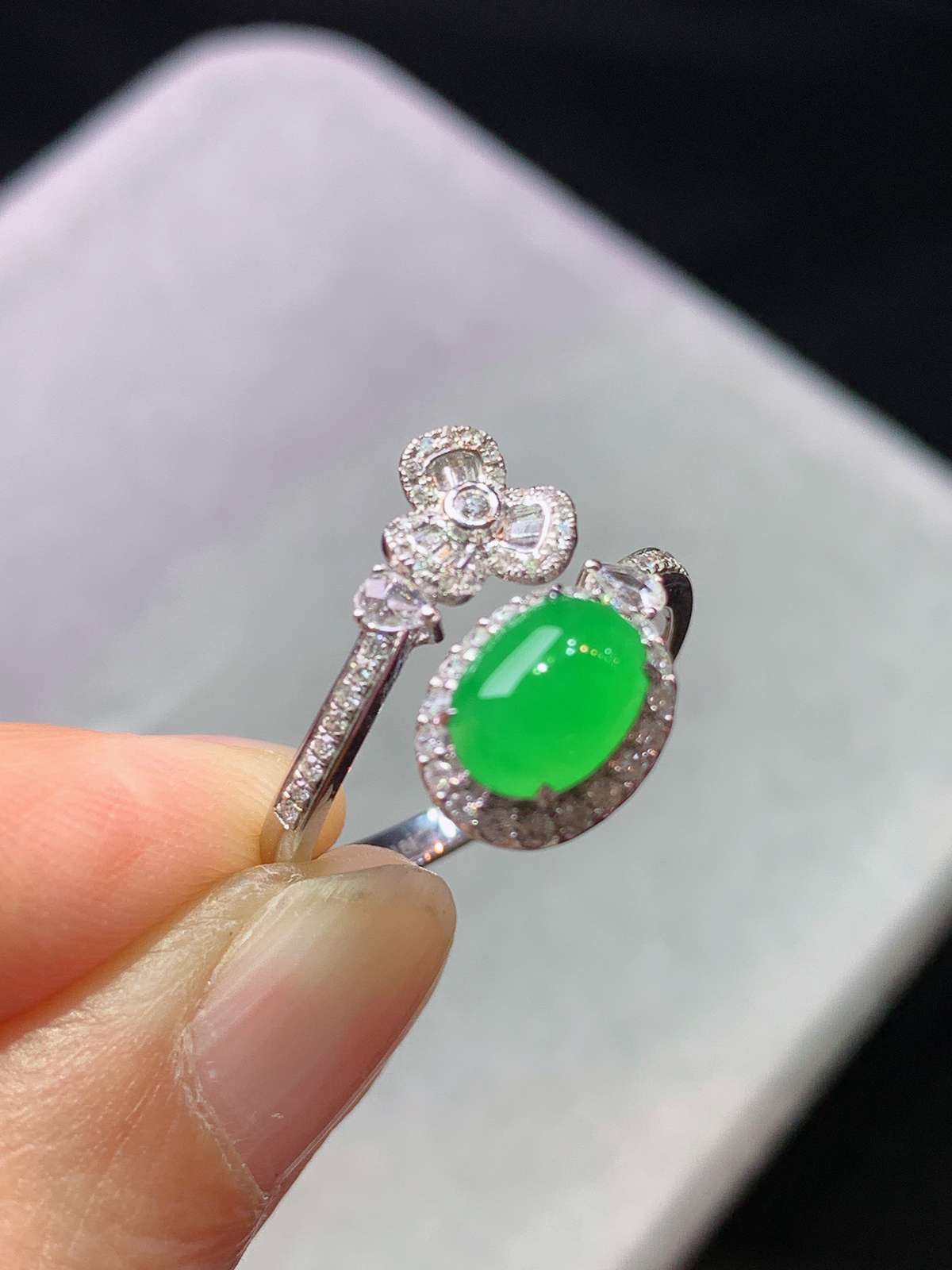 18 k金钻镶嵌冰种阳绿蛋面戒指 饱满水润 圈口 14 尺寸7.3*5.3*3.2 k1