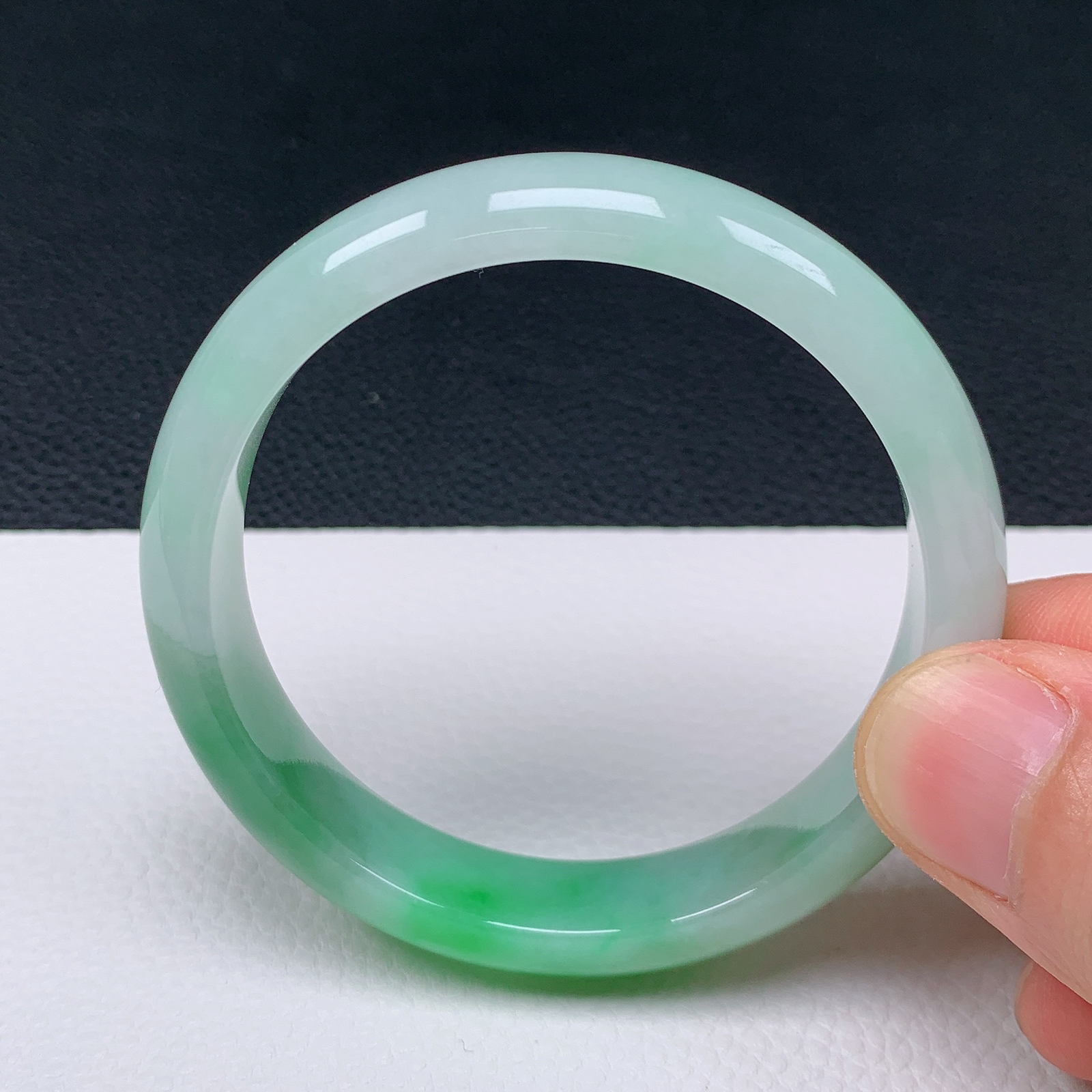 天然翡翠圈口54-55老坑冰透飘绿半山水手镯 玉质细腻 种水好 尺寸：54.5-12.1-6.8mm  M3