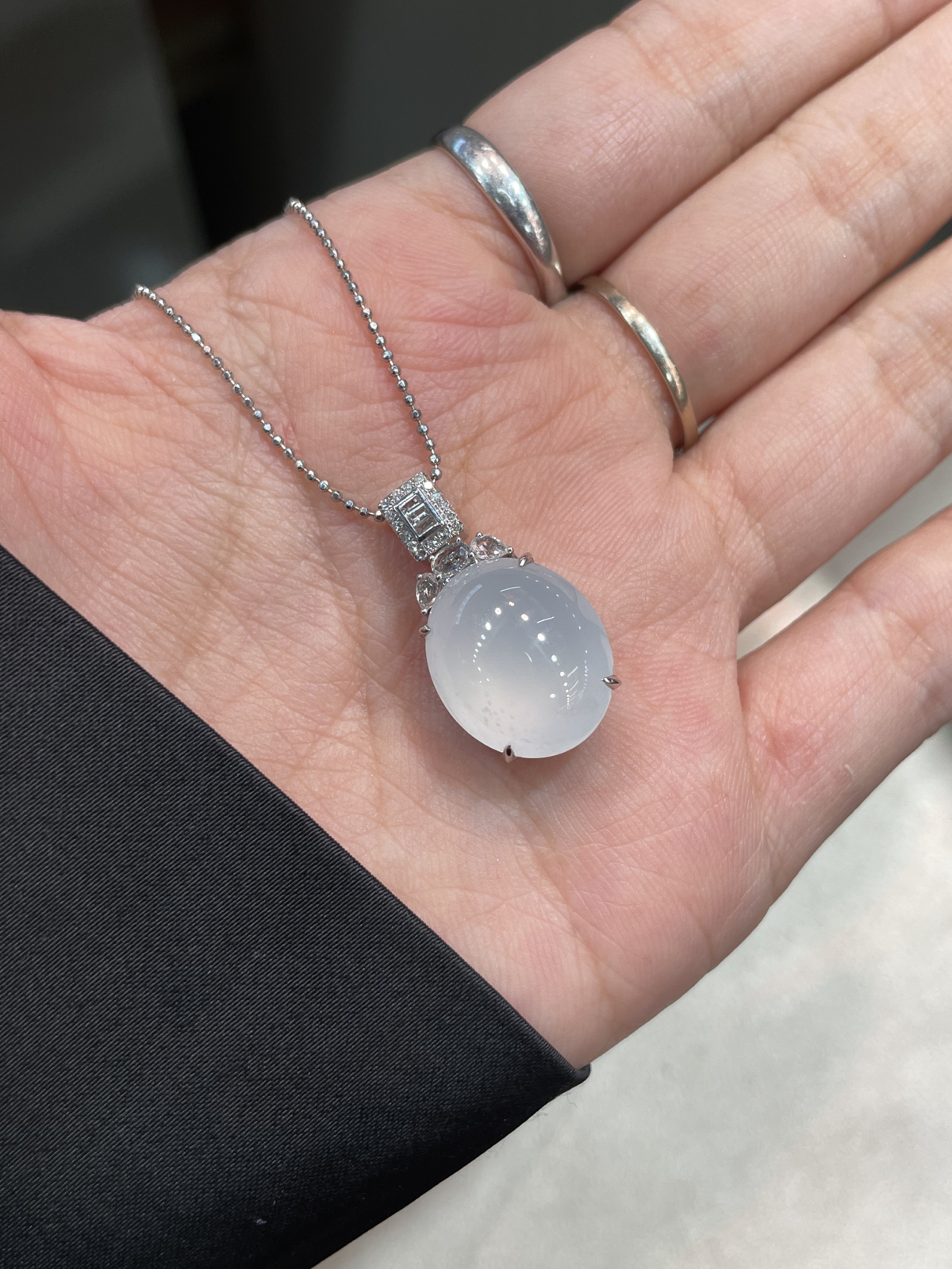 冰种 起胶 茅台白 蛋面吊坠

18k金镶嵌..