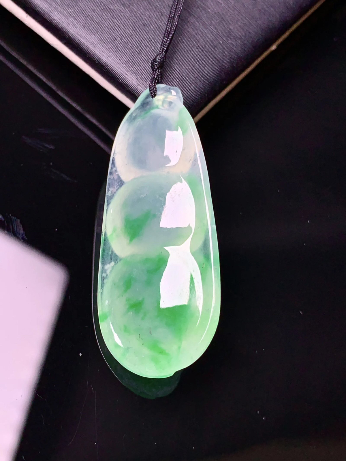 冰种飘绿四季豆 冰透水润 玉质细腻 色泽艳丽清新 整体尺寸35.5*15.5*8.5