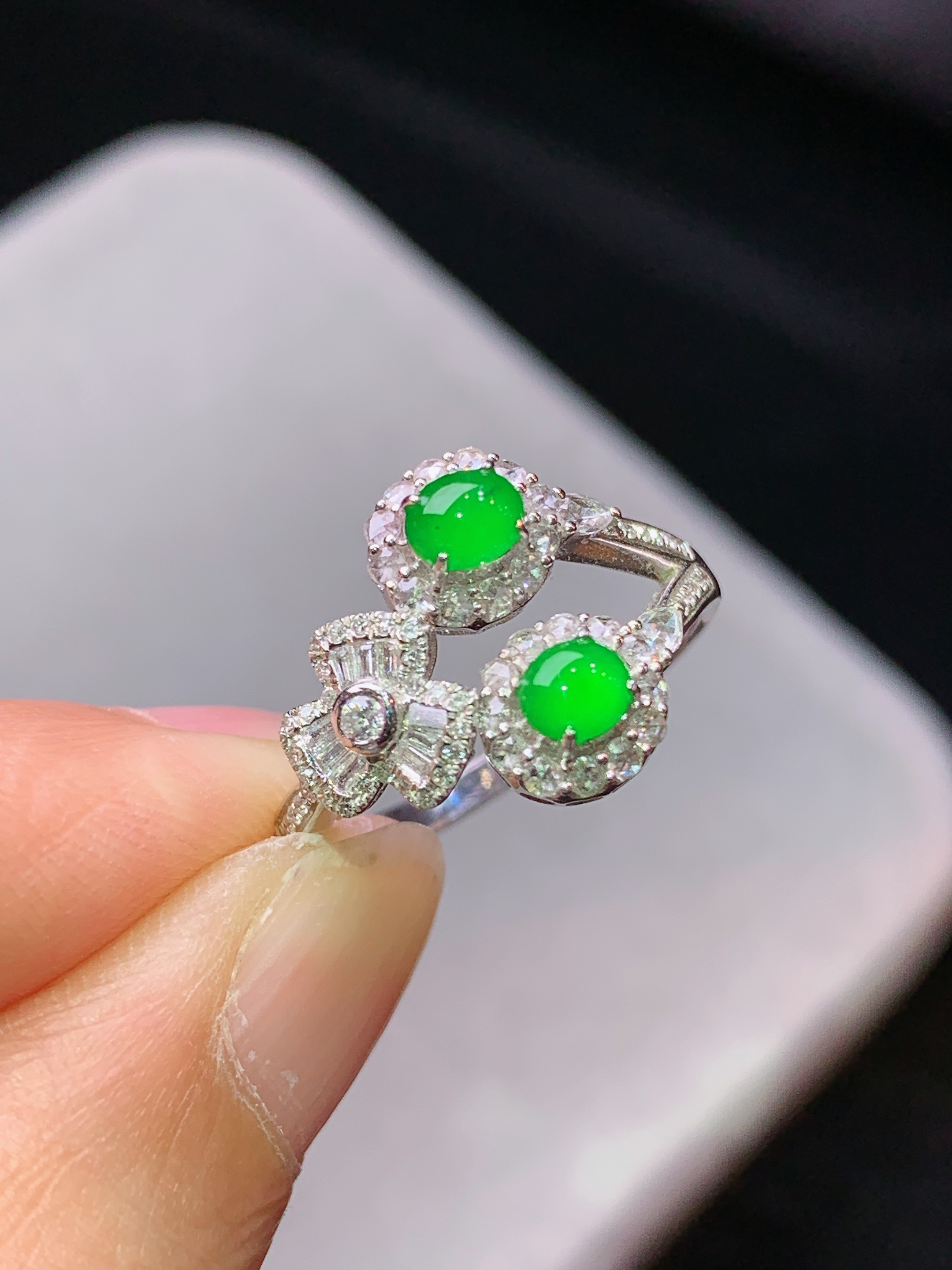 18k金钻镶嵌冰阳绿蛋面组合戒指 玉质细腻 水润亮眼 色泽艳丽 圈口11.5 裸石尺寸4.2*3.5