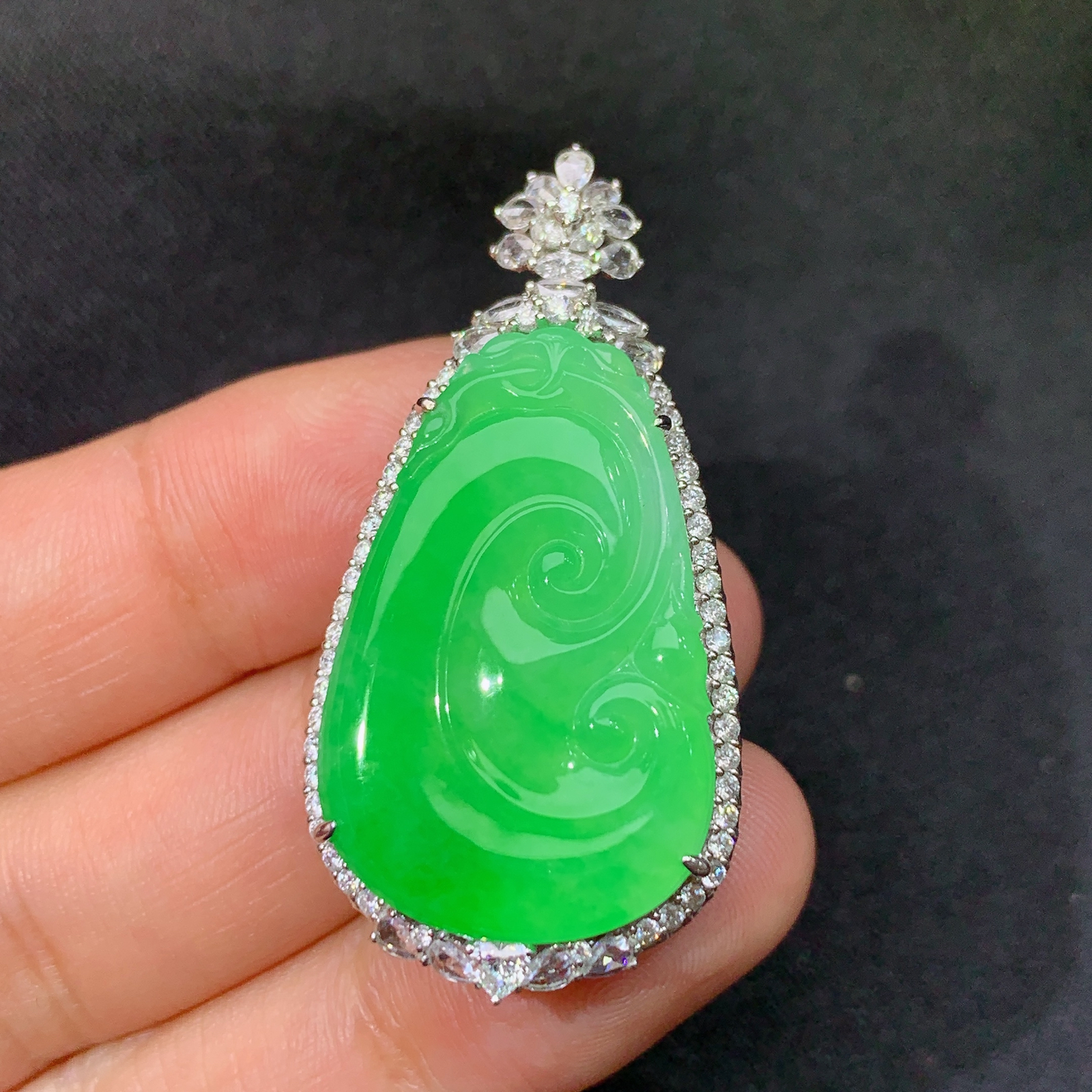 冰阳绿如意吊坠，18k金镶嵌，冰润色阳，玉质细腻，种水足，L6 尺寸41.6*21.1*9