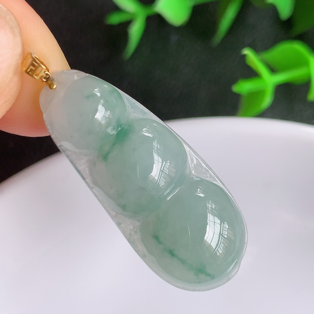 18k金扣冰润飘花福豆翡翠挂件，老种飘花  冰清玉洁  胶感十足  寓意“四季平安，福气满满”颜色鲜艳，清新自然，饱满通透   W49.16  尺寸：34-14.2-6mm