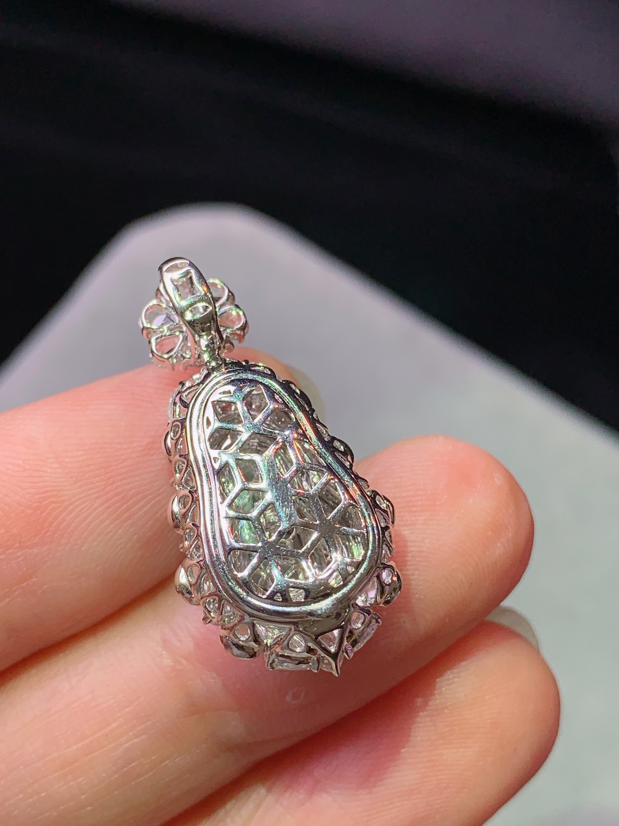 18k金钻镶嵌冰阳绿葫芦吊坠 玉质细腻 水润亮眼 色泽艳丽 整体尺寸27*13.6*10.3k1