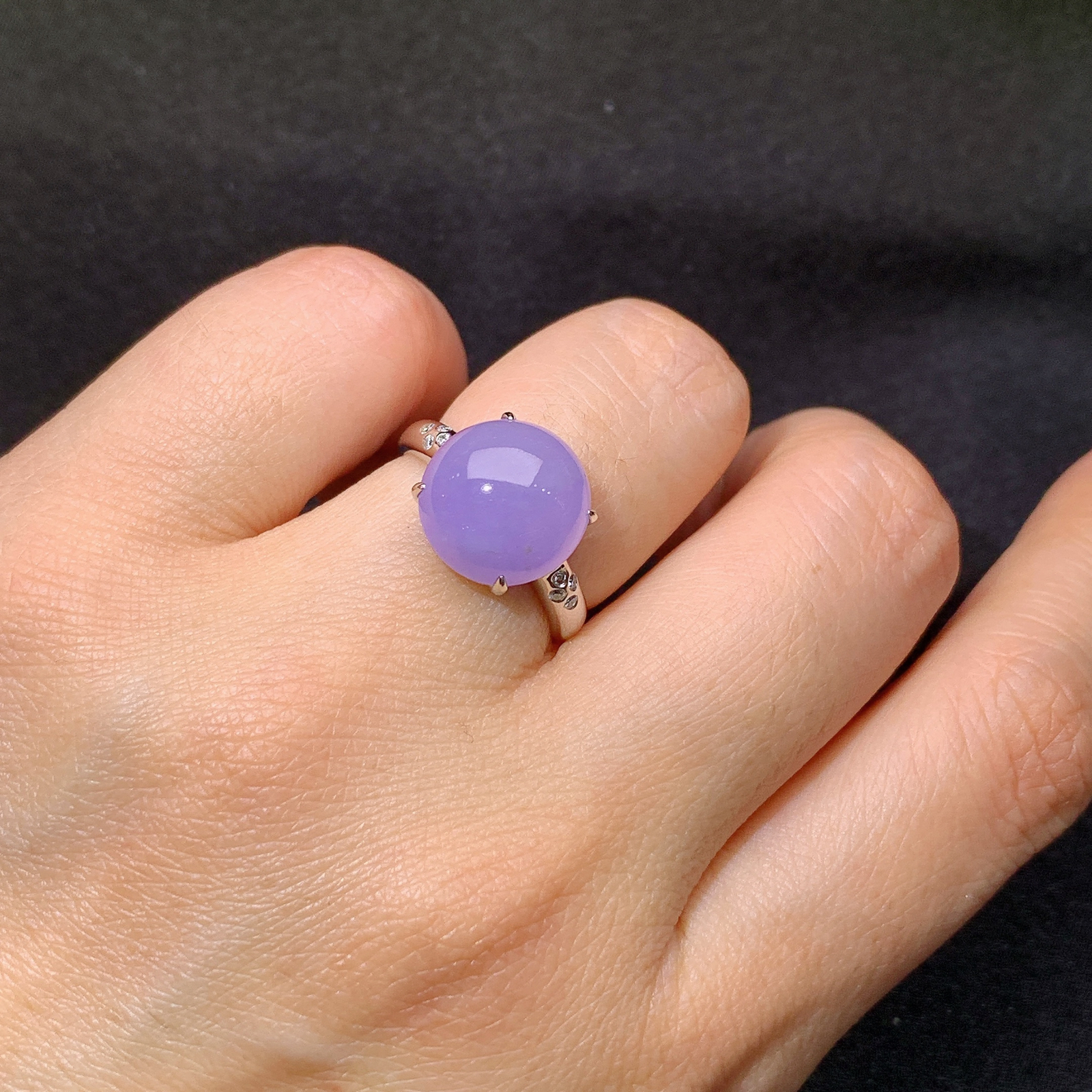 冰紫罗兰蛋面戒指，18k金镶嵌，温润细腻，颜色鲜艳，Ff 尺寸11.8*11.3*5