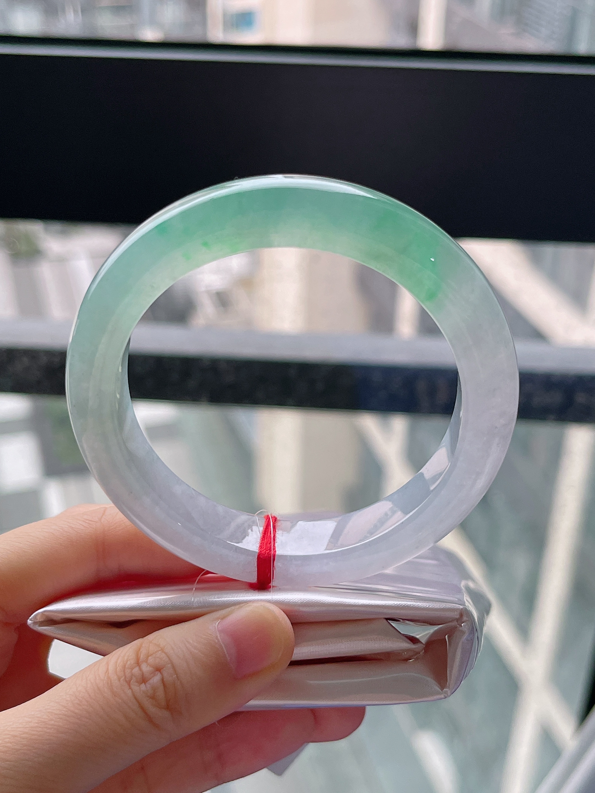 正圈57.2圈口，翡翠冰种淡绿色手镯