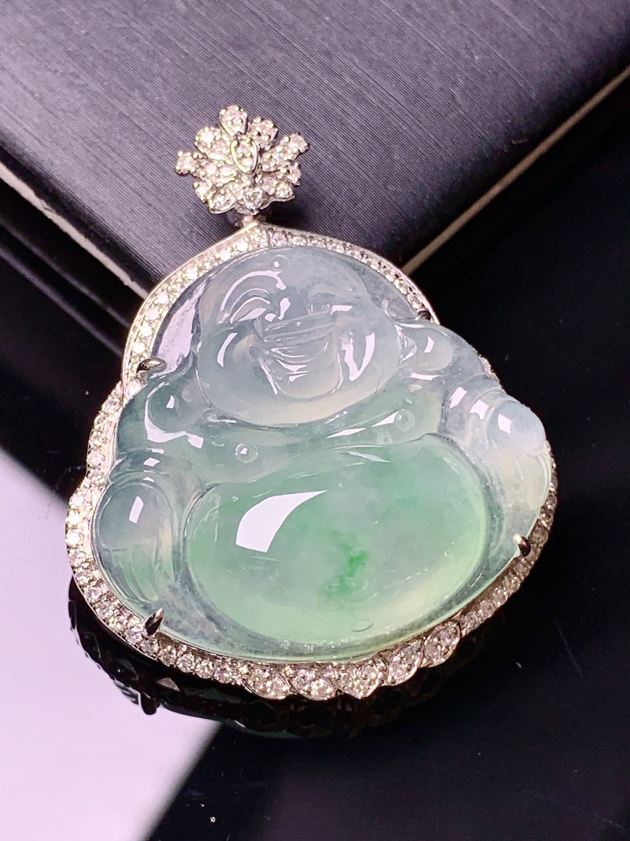 18k金钻镶嵌冰种飘绿佛公吊坠 玉质细腻 水润亮眼 色泽艳丽 整体尺寸36.5*29.5*9.3x1