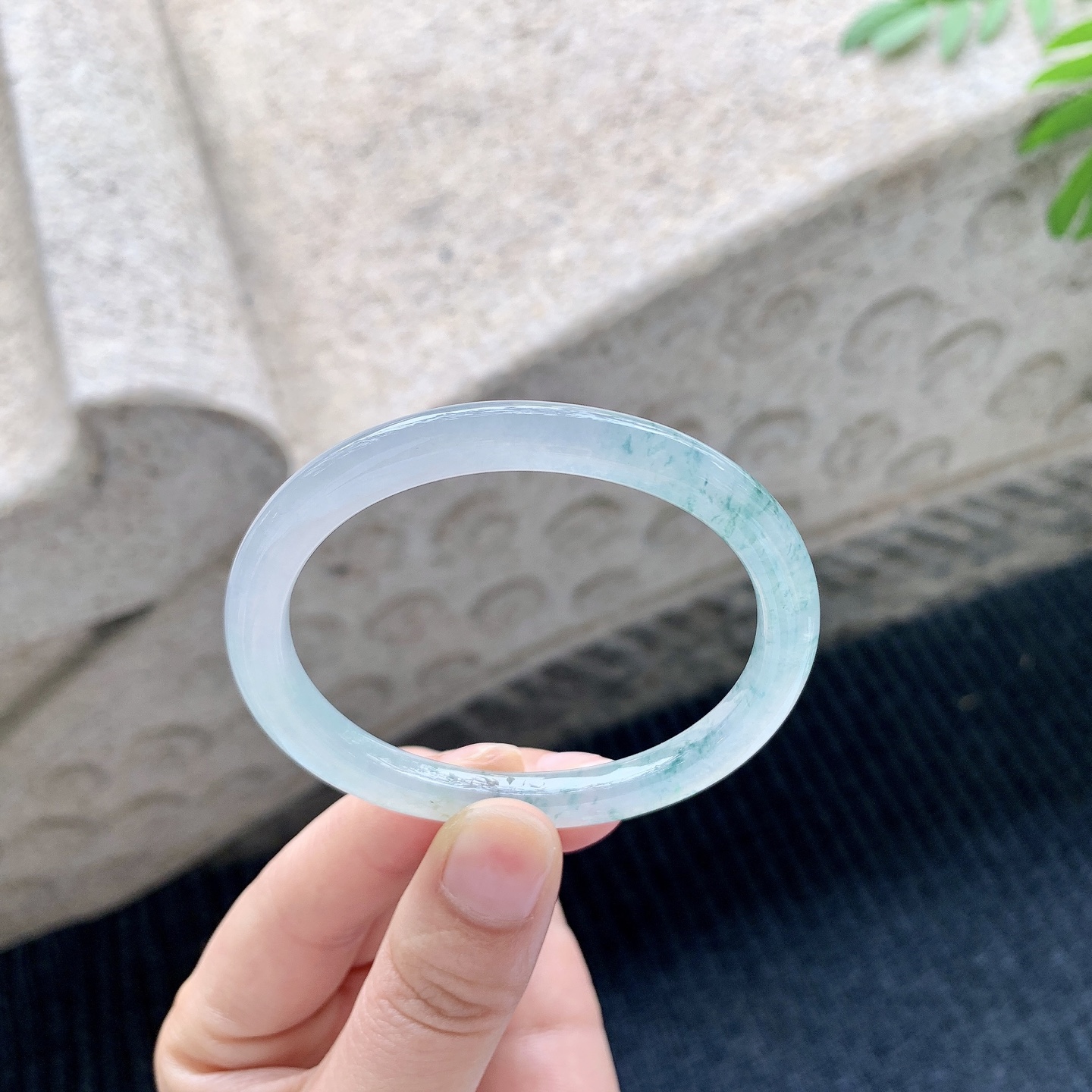 贵妃53 54【圈口】54.1/46.2/6/7【编码】T1041517【描述】冰糯飘花，清透，水润，种老，细腻，无裂