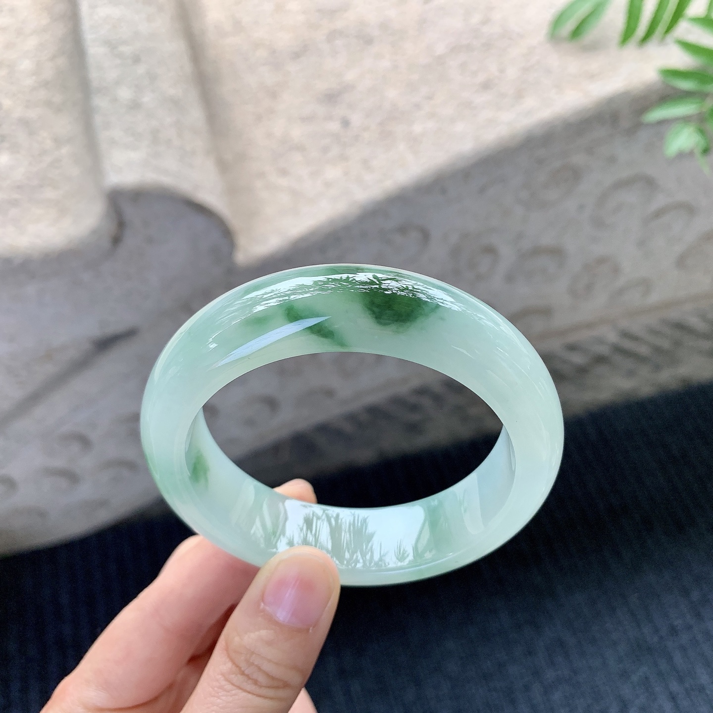 正圈56 57【圈口】57.7/16.3/9.5【编码】HC121428【描述】冰糯飘绿，宽版，水润，种老，细腻，无裂