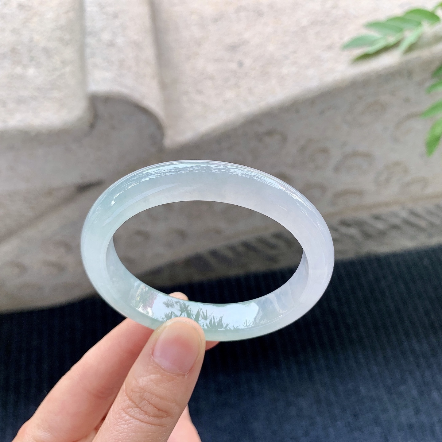 贵妃52 53【圈口】53.7/45.8/11.2/7.6【编码】A1121329【描述】冰糯飘绿，水润，种老，细腻，打灯有絮线