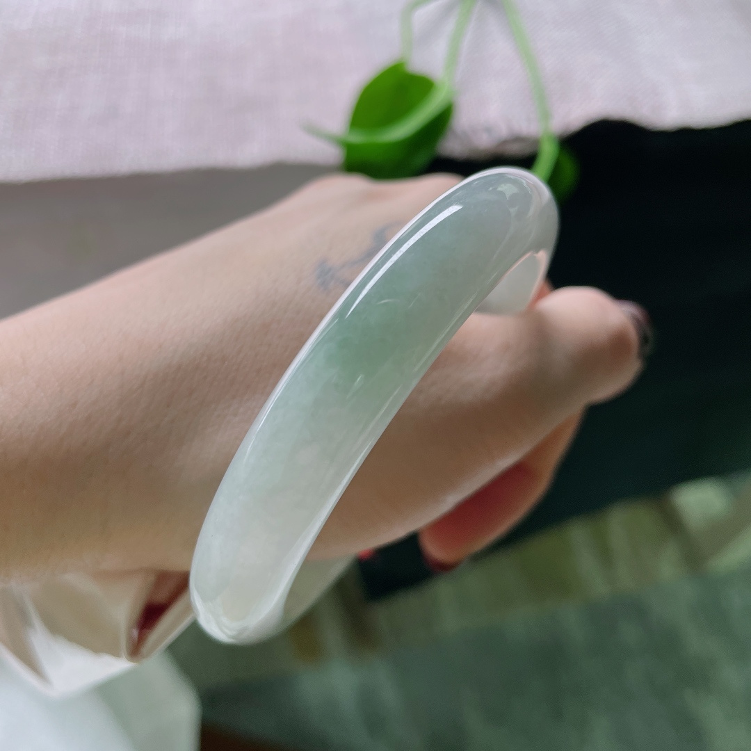 57.8/11.5/8.5绿色正圈，水润细腻，简约大方，佩戴温婉贤淑，无裂，ss48131a