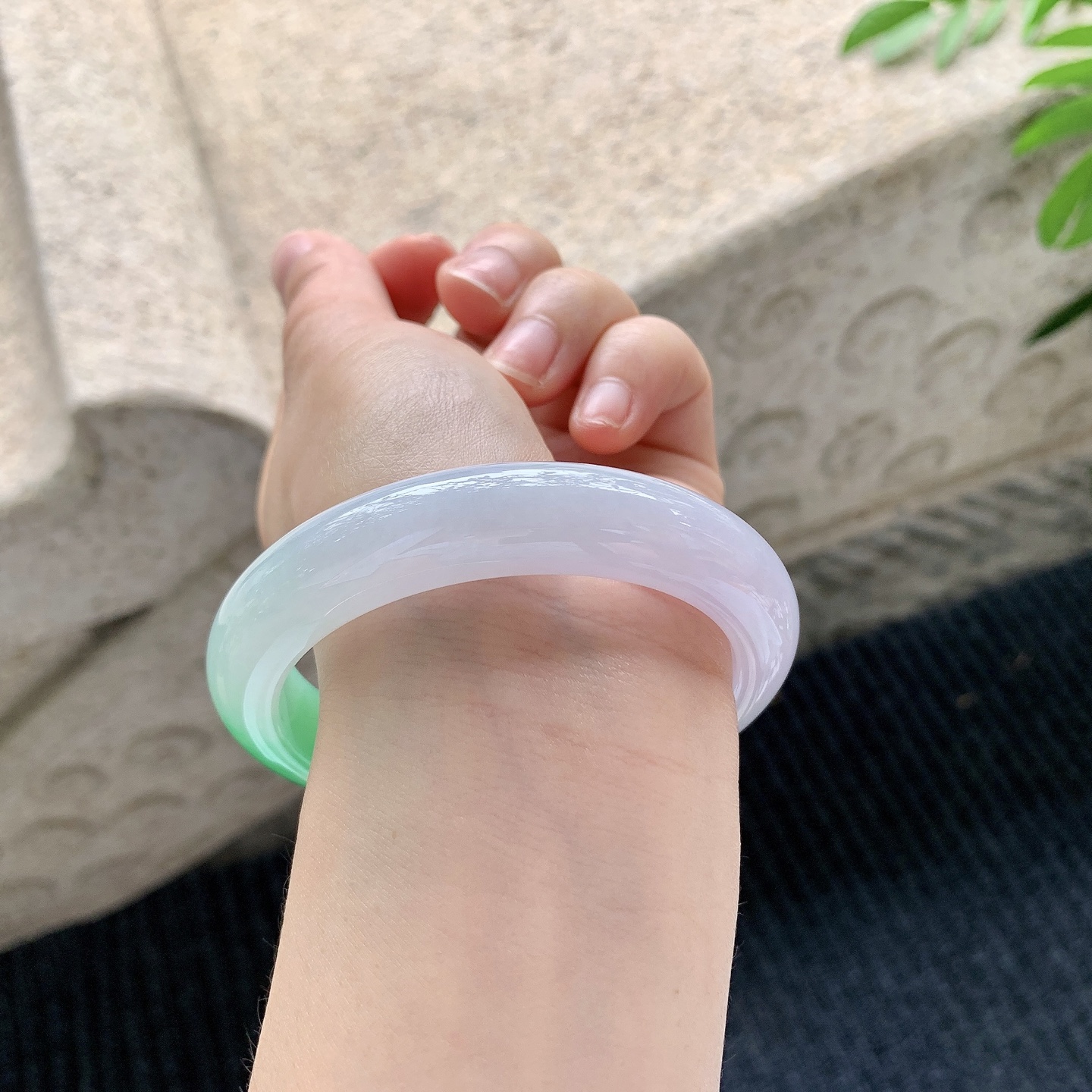 正圈58 59【圈口】58/12.7/9【编码】A3041533【描述】糯冰椿彩，水润，种老，细腻，无裂纹