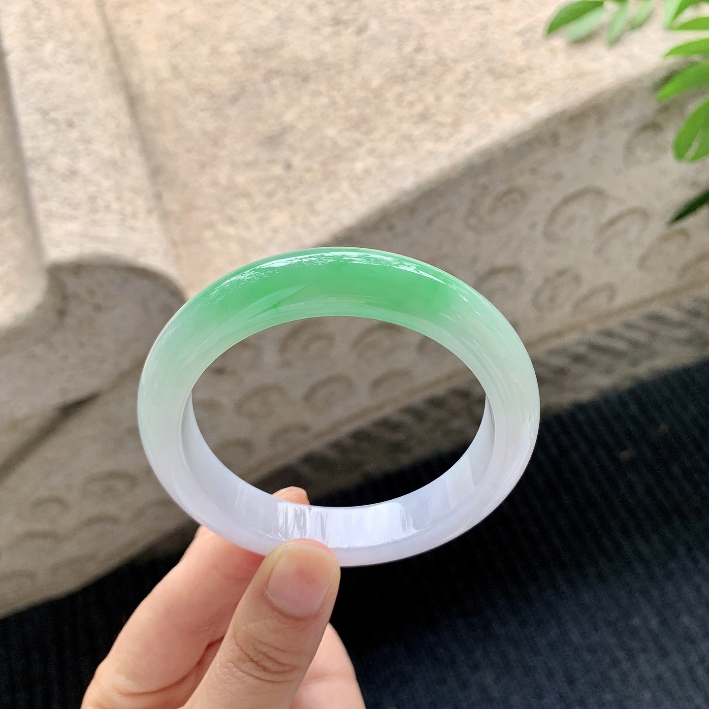 正圈58 59【圈口】58/12.7/9【编码】A3041533【描述】糯冰椿彩，水润，种老，细腻，无裂纹