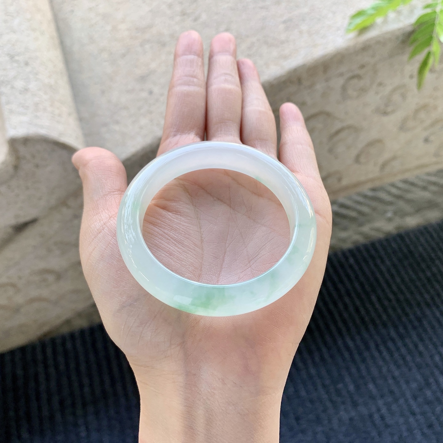 正圈49 50【圈口】50.8/10.2/7.8【编码】GF031721【描述】冰糯飘绿，清透，水润，种老，细腻，打灯有棉线