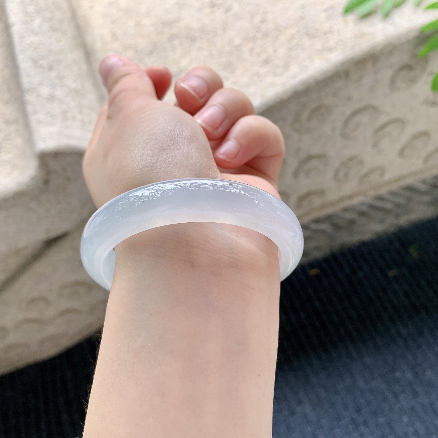 正圈51 52【圈口】52.6/11.5/7.8【编码】A2041502【描述】糯冰底色，水润，种老，细腻，打灯有纹线