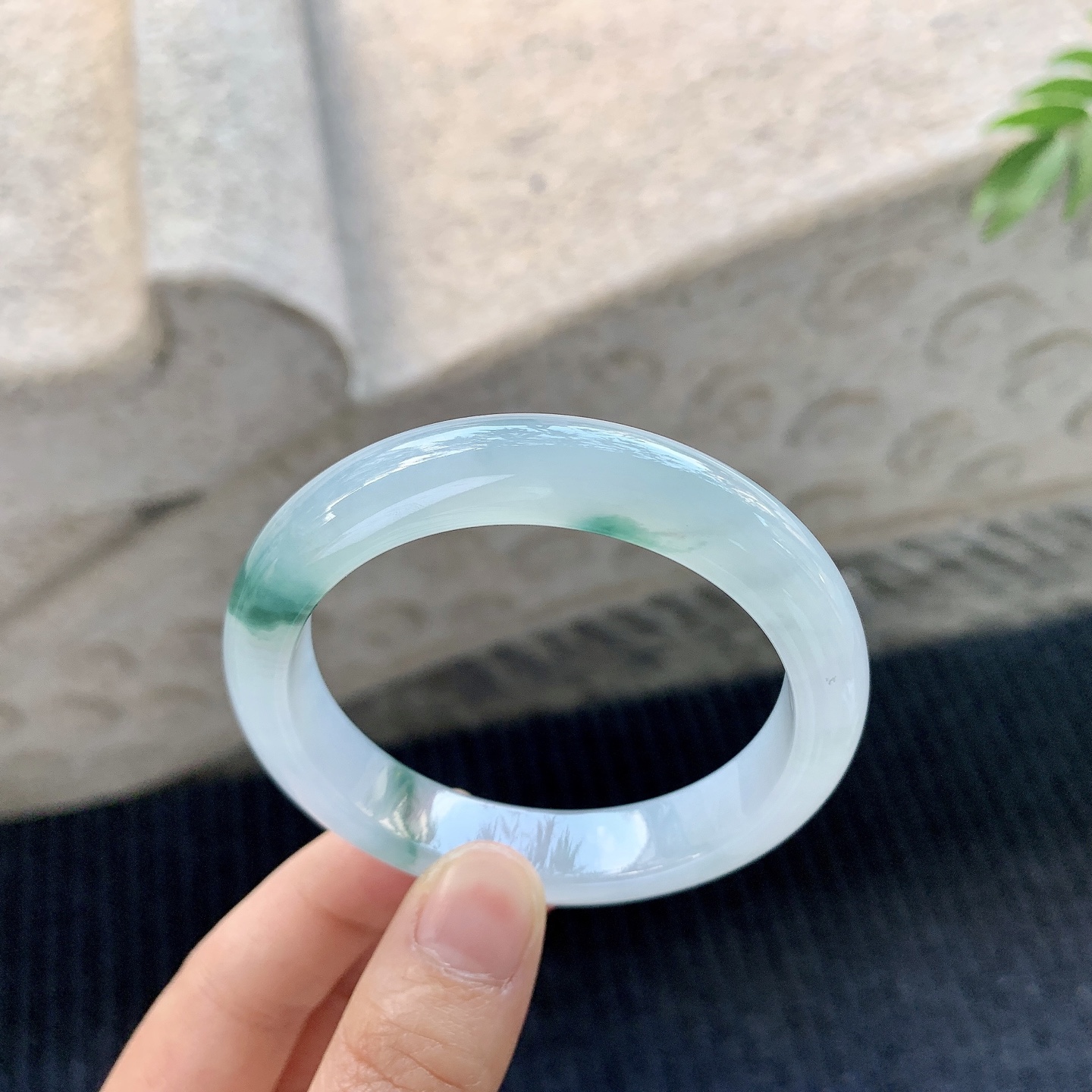 正圈51 52【圈口】52.5/11.4/7.9【编码】C5121219【描述】冰糯飘绿，水润，种老，细腻，打灯有絮线