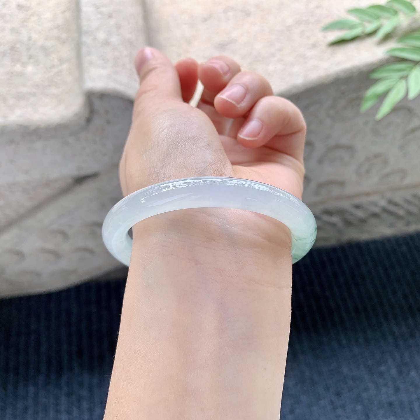 圆条54 55 圈口54.5/8.7/8.2 糯冰飘花，水润，种老，细腻，无裂纹121343