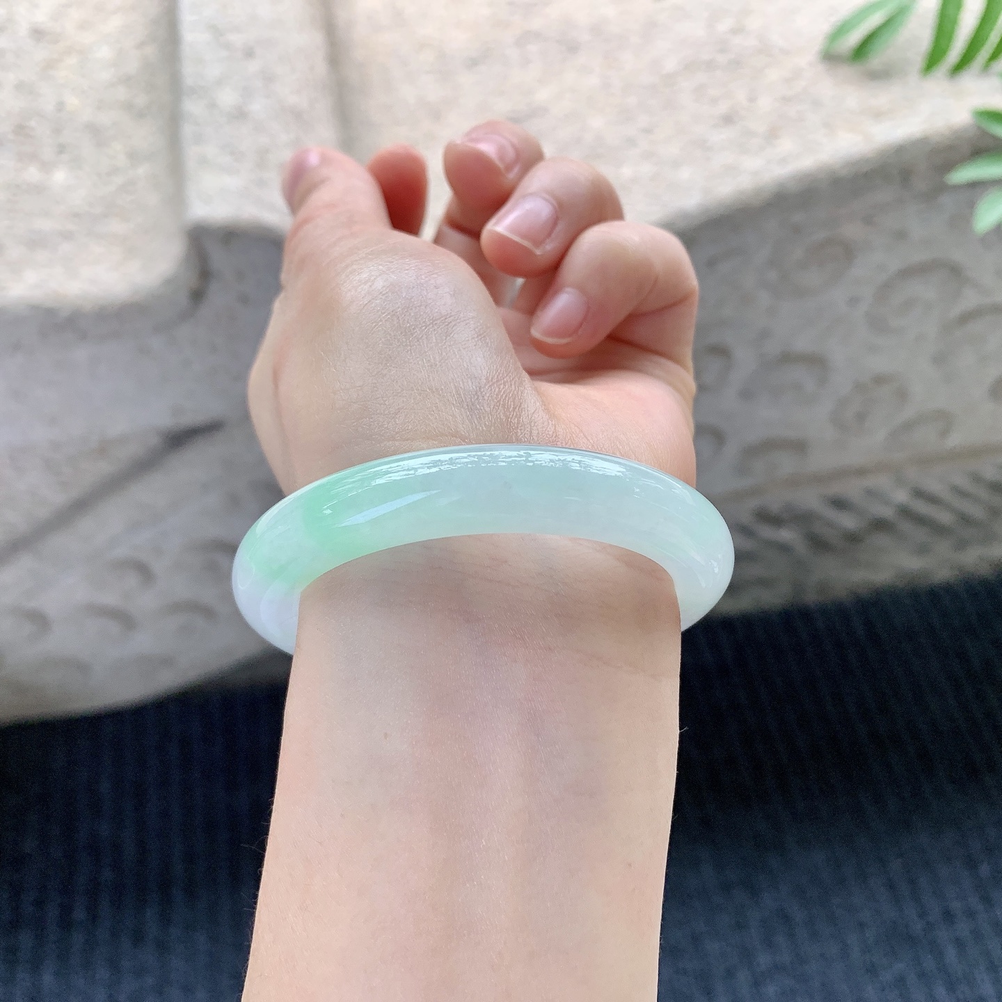 正圈50 51【圈口】51/9.8/8.2【编码】H1121419【描述】冰糯春彩，水润，种老，细腻，打灯有絮线