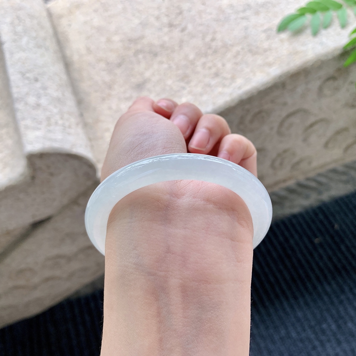 圆条52 53【圈口】53/8.3/8.5【编码】B2041514【描述】糯冰底色，水润，种老，细腻，打灯有棉纹