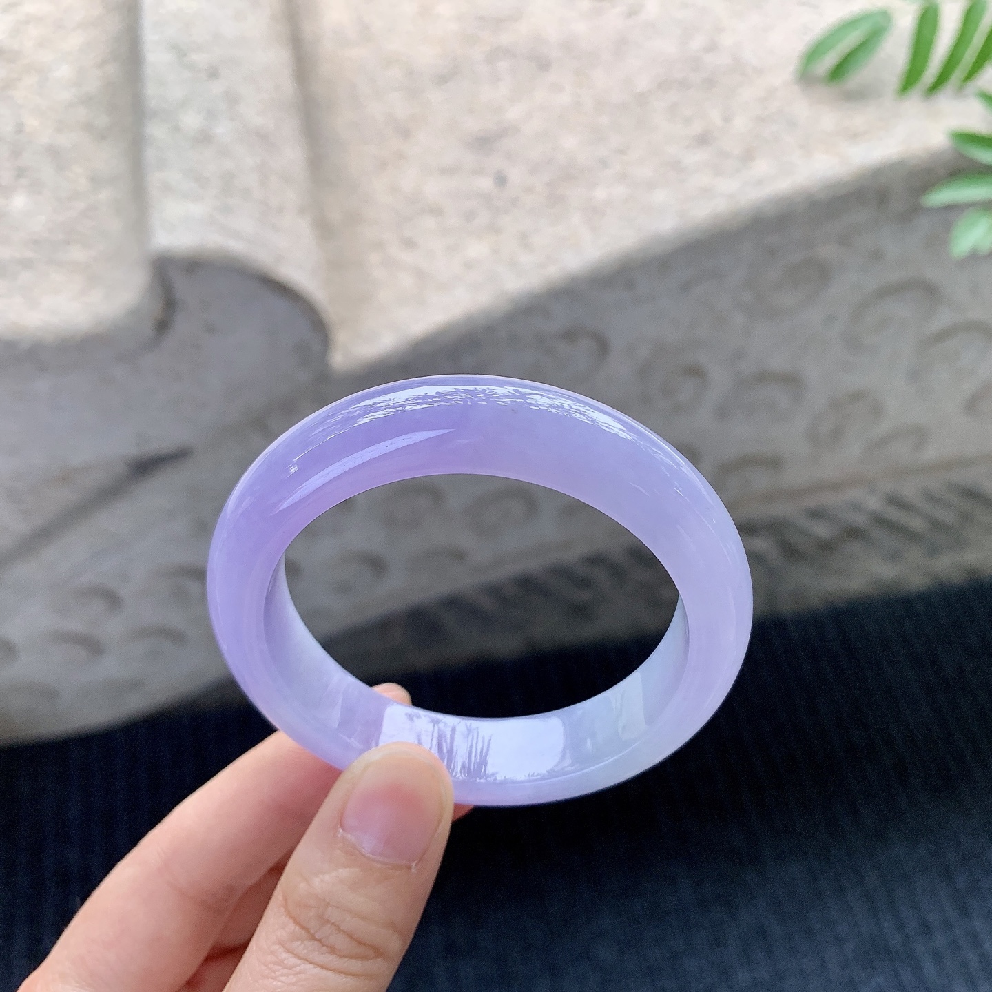 正圈50 51【圈口】51.8/12.3/8.2【编码】HT121403【描述】艳紫，水润，种老，细腻，有纹线