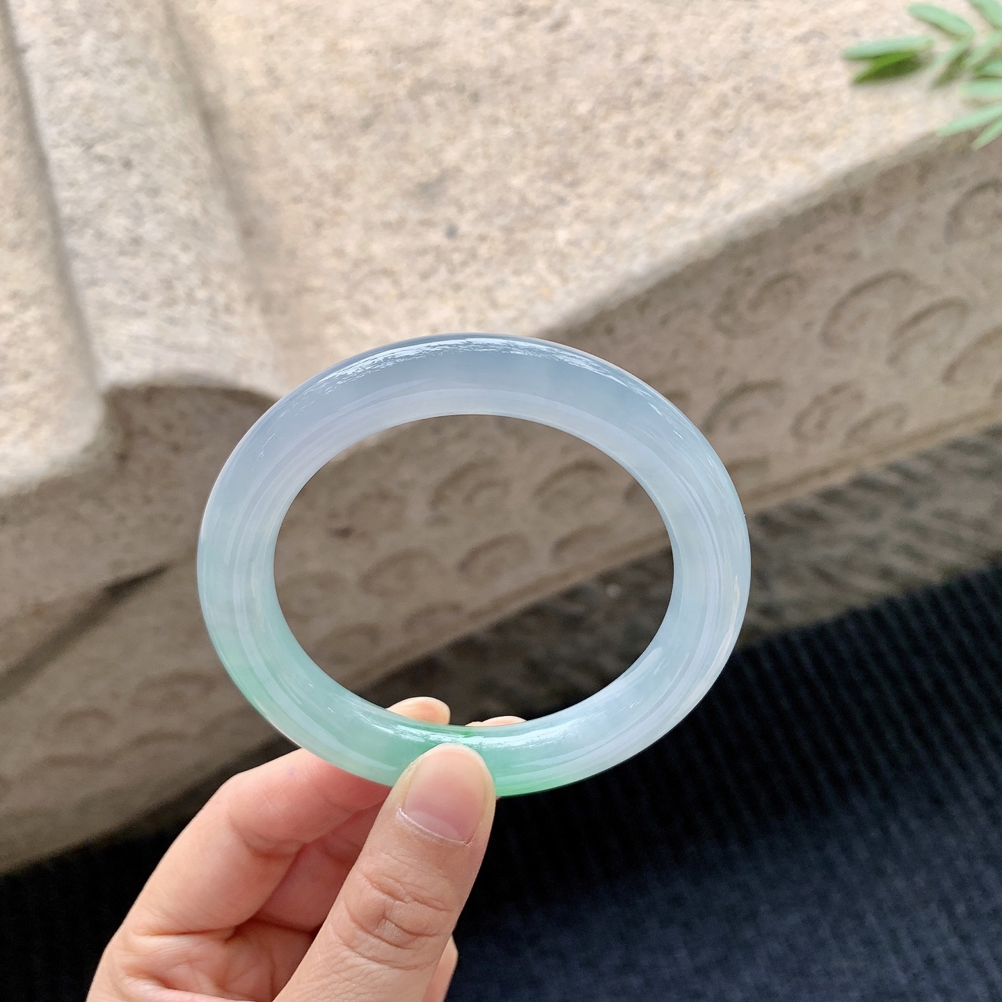 圆条55 56【圈口】56.8/10.7/10.2【编码】B2040815【描述】冰糯春彩，水润，种老，细腻，内侧有絮线